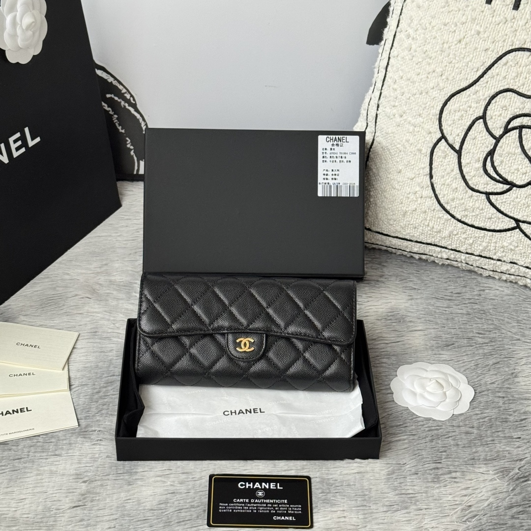 CHANEL 经典cf长款钱包到货 进口鱼子酱牛皮菱格 制作 背后有硬币口袋 内里五金拉牌 收纳方便快捷非常耐看 亮金与亮银五金非常时髦而且钱包容量很大可以放下一部plus手机卡位也多适合卡片很多的亲 款号 A0241尺寸 10.5*19.*3cm