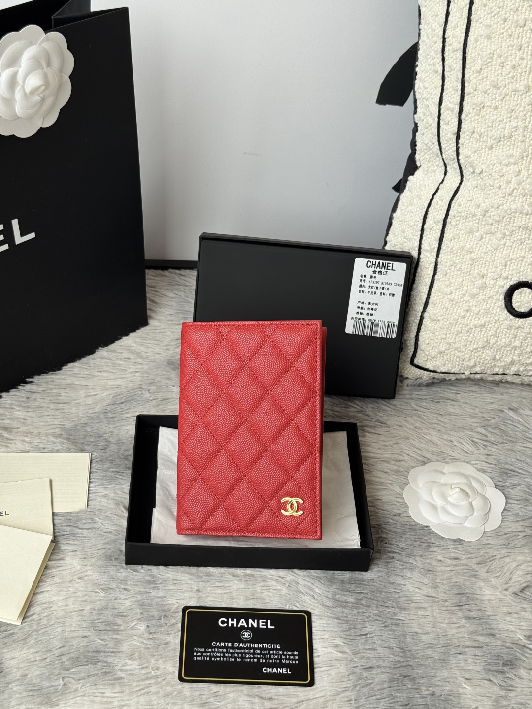 chanel 经典护照本 出门旅游的朋友福音 这款护照夹采用进口小球鱼子酱牛皮 制作内部搭配 同色系 有四个卡位 护照本 信用卡非常方便实用 可收纳 可放包里编号 AP3197颜色如图所示尺寸 14.5×10.5×2cm
