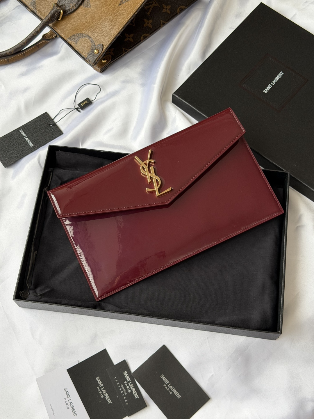 ysl镜面 漆皮牛皮2026新品手拿包最经典的标志性金属logo 意大利进口牛皮压 简约又不失高端 搭配休闲风or淑女风或者西装都能hold得住 出门随手一拿就ok啦 型号 565739尺寸: 27×16×2cm