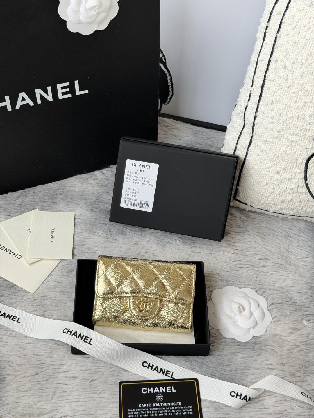 小球鱼子酱 金色 银色 CHANEL经典系列 多个颜色 颜色 :如图所示新款cf小卡包到货 这款卡包比以前那款经典卡包后面多了个卡袋可以卡跟零钱分开装非常很实用的一款零钱包款号 AP0214尺寸 11*8.5*3cm