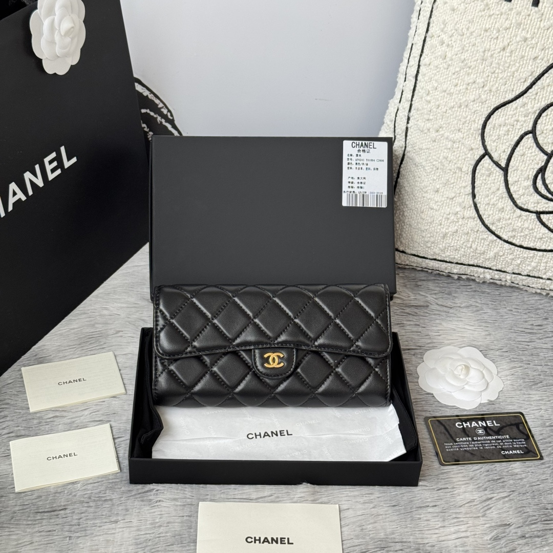 CHANEL 经典cf长款钱包到货 进口小羊皮菱格 制作 背后有硬币口袋 内里五金拉牌 收纳方便快捷非常耐看 亮金与亮银五金非常时髦而且钱包容量很大可以放下一部plus手机卡位也多适合卡片很多的亲 款号 A0241尺寸 10.5*19.*3cm