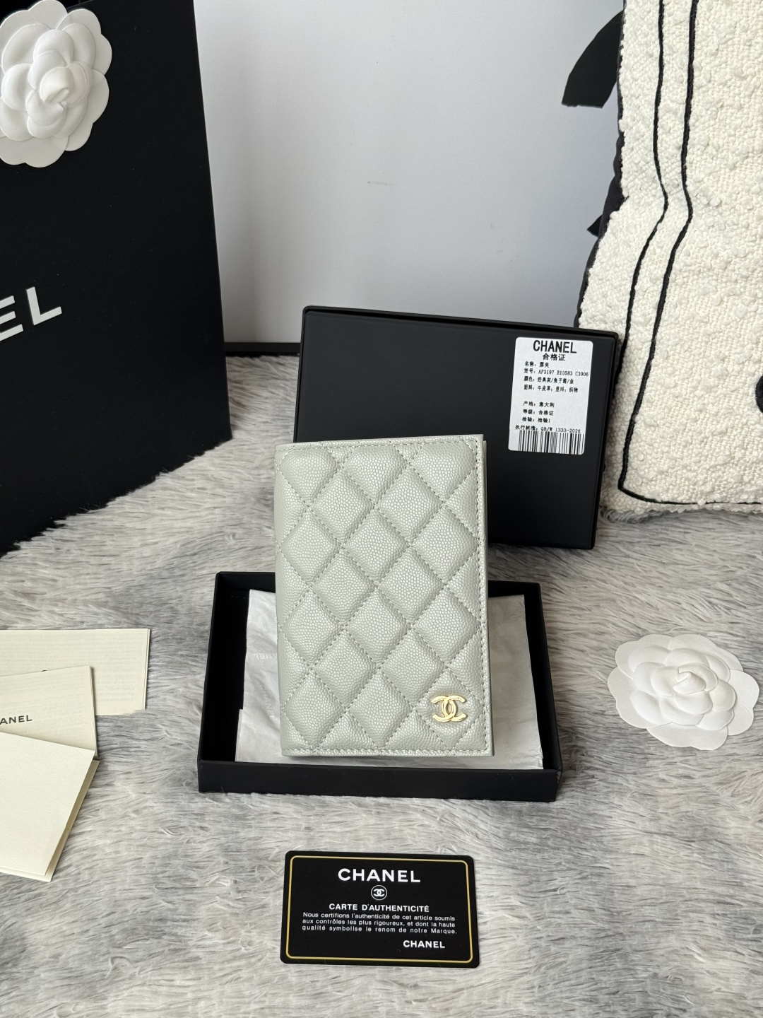 chanel 经典护照本 出门旅游的朋友福音 这款护照夹采用进口小球鱼子酱牛皮 制作内部搭配 同色系 有四个卡位 护照本 信用卡非常方便实用 可收纳 可放包里编号 AP3197颜色如图所示尺寸 14.5×10.5×2cm