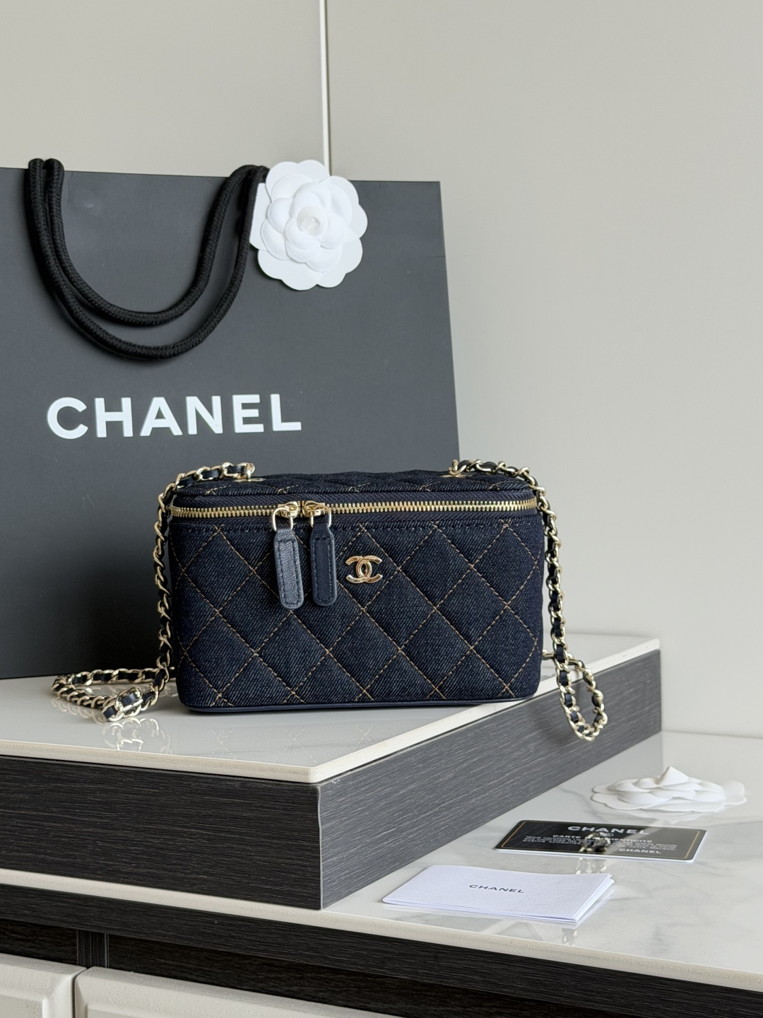  CHANEL 新品 牛仔布 香奈儿24K春夏新款 顶级货全钢金色链条 牛仔布盒子包 精巧别致链条小化妆盒 得体方形状mini可爱无敌啦〰 小小空间除了手机放不琐碎小物件还是蛮能收纳的  手提超级萌 可单肩可斜挎哦   . 型号 AP1341  尺寸 长17x宽8x高9.5cm 
