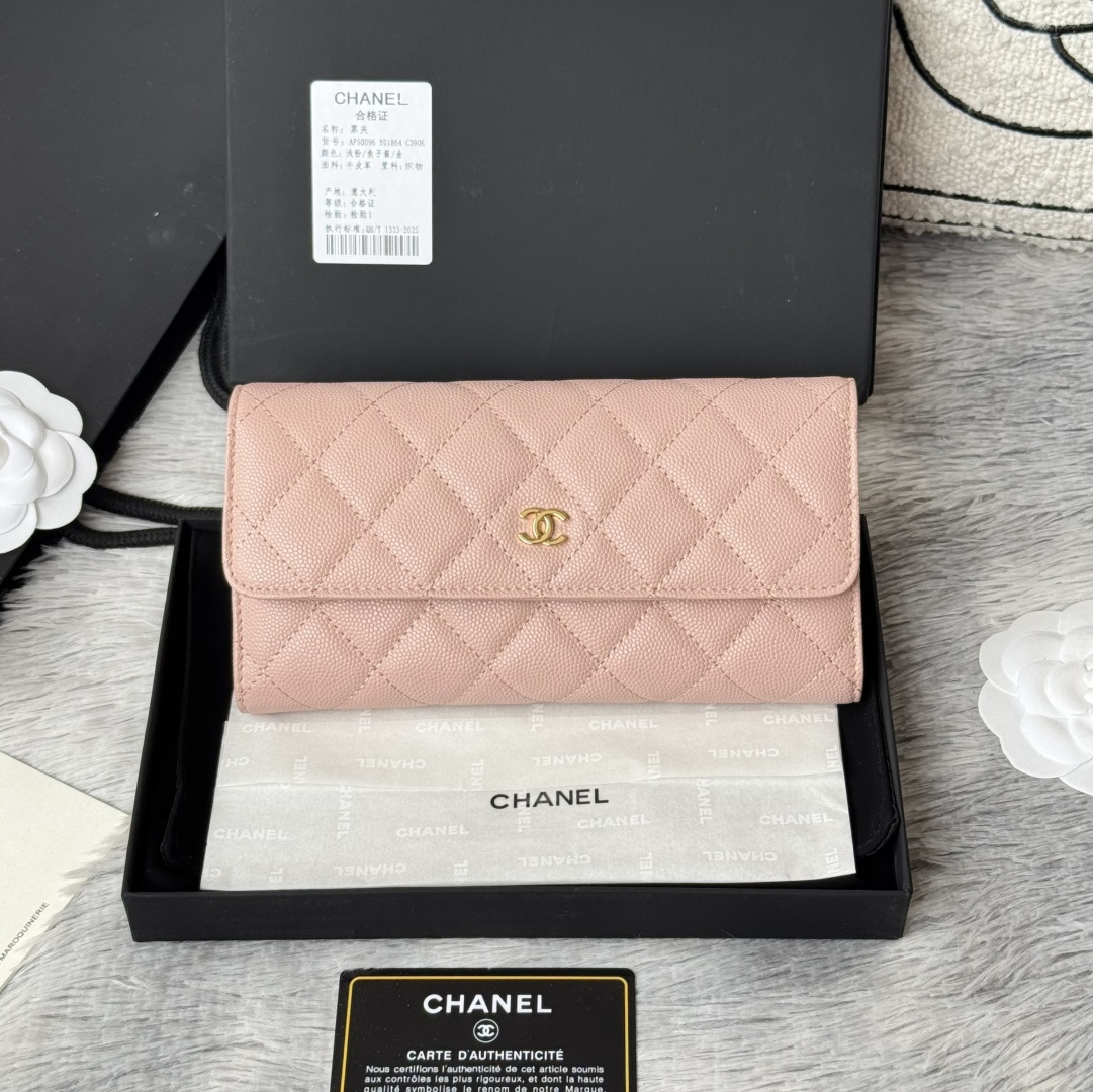 CHANEL原单 经典cf长款钱包到货 鱼子酱球纹的绫格纹路 非常耐看 亮银五金非常时髦而且钱包容量很大可以放下一部plus手机 12卡位 款号 A50096配最新全套包装 尺寸 10.5*19.*3cm