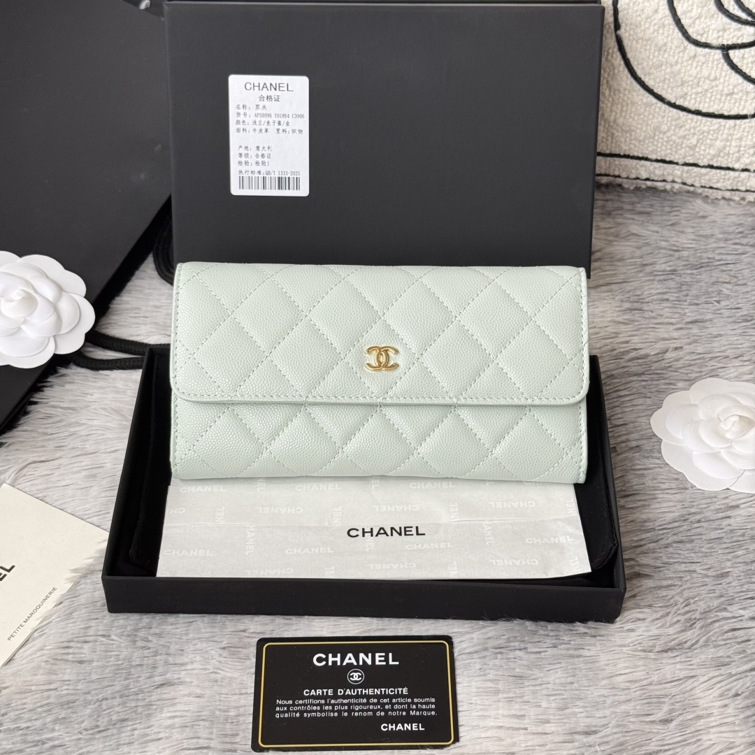 CHANEL原单 经典cf长款钱包到货 鱼子酱球纹的绫格纹路 非常耐看 亮银五金非常时髦而且钱包容量很大可以放下一部plus手机 12卡位 款号 A50096配最新全套包装 尺寸 10.5*19.*3cm