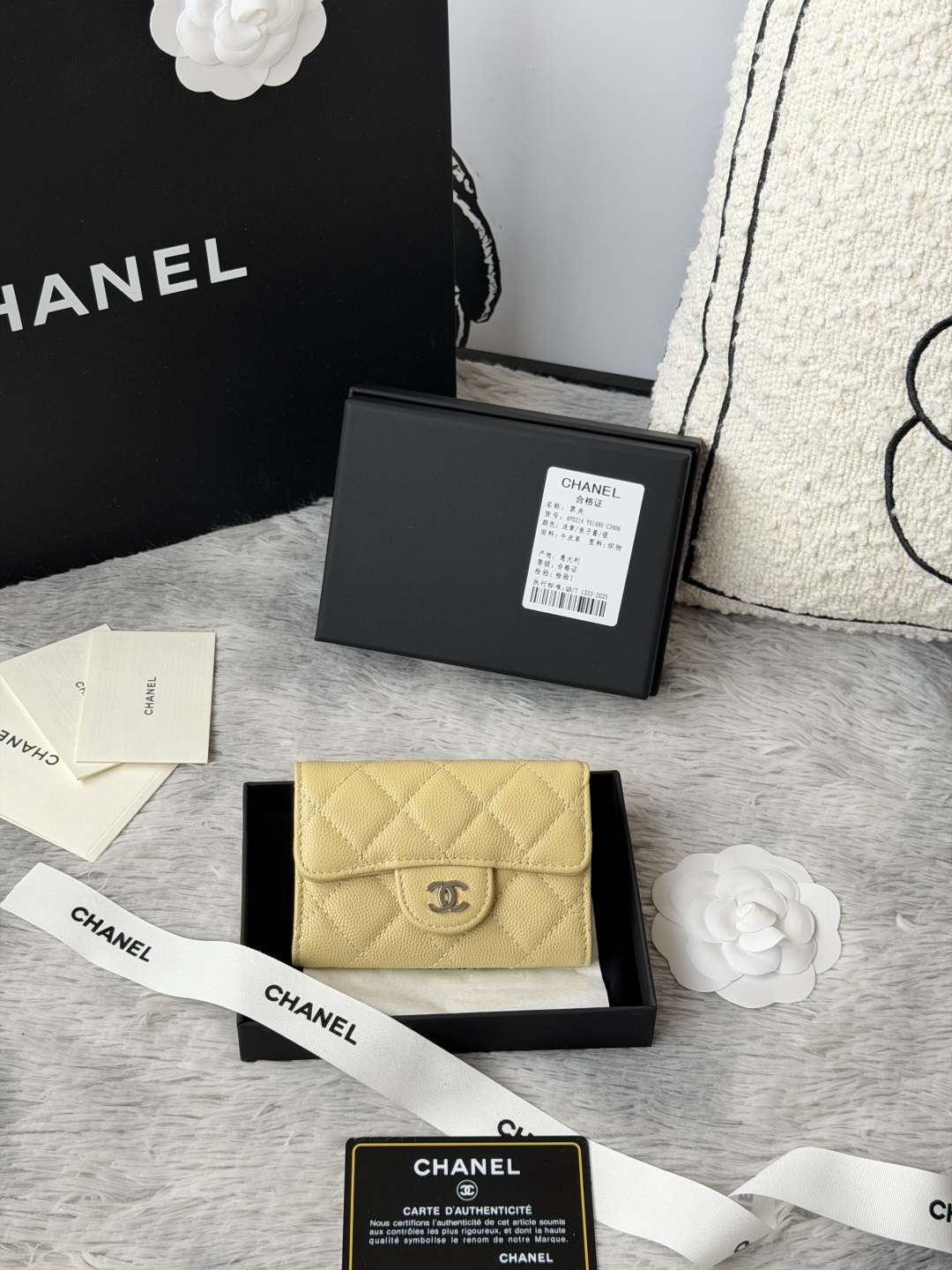 小球鱼子酱 彩色系列 chanel 彩色系列 新增银扣 经典系列 多个颜色 颜色 :如图所示新款cf小卡包到货 这款卡包比以前那款经典卡包后面多了个卡袋可以卡跟零钱分开装非常很实用的一款零钱包款号 AP0214尺寸 11*8.5*3cm