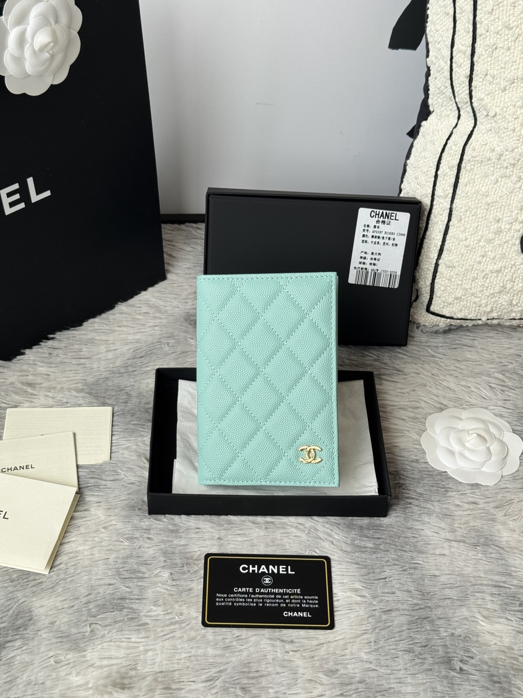 chanel 经典护照本 出门旅游的朋友福音 这款护照夹采用进口小球鱼子酱牛皮 制作内部搭配 同色系 有四个卡位 护照本 信用卡非常方便实用 可收纳 可放包里编号 AP3197颜色如图所示尺寸 14.5×10.5×2cm