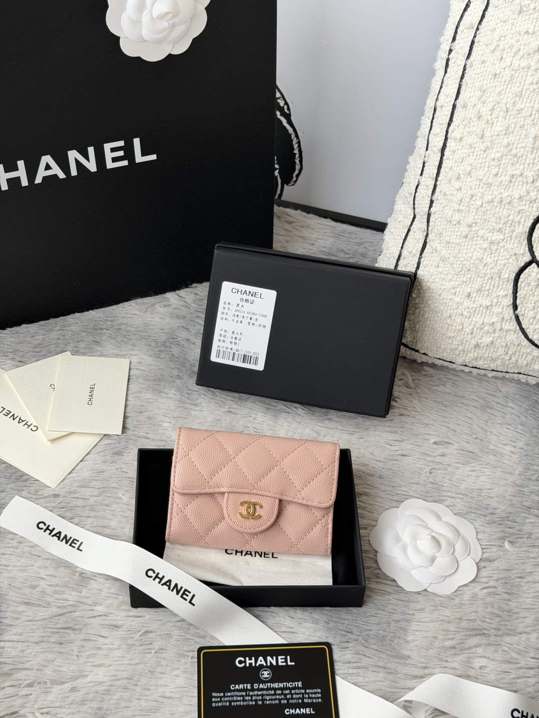 小球鱼子酱 彩色系列 chanel 彩色系列 新增银扣 经典系列 多个颜色 颜色 :如图所示新款cf小卡包到货 这款卡包比以前那款经典卡包后面多了个卡袋可以卡跟零钱分开装非常很实用的一款零钱包款号 AP0214尺寸 11*8.5*3cm