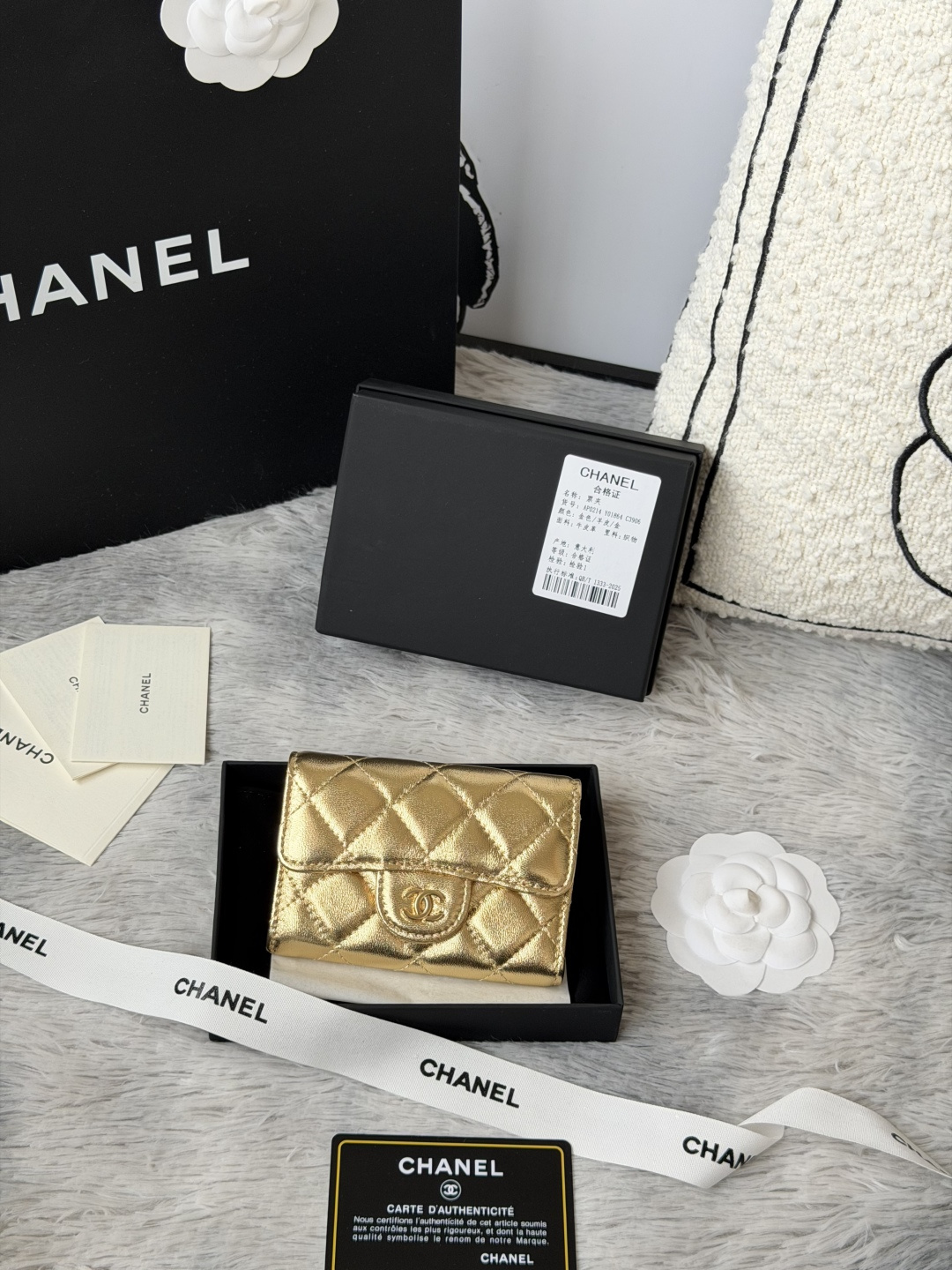 小羊皮 CHANEL经典系列 多个颜色 颜色 :如图所示新款cf小卡包到货 这款卡包比以前那款经典卡包后面多了个卡袋可以卡跟零钱分开装非常很实用的一款零钱包款号 AP0214尺寸 11*8.5*3cm