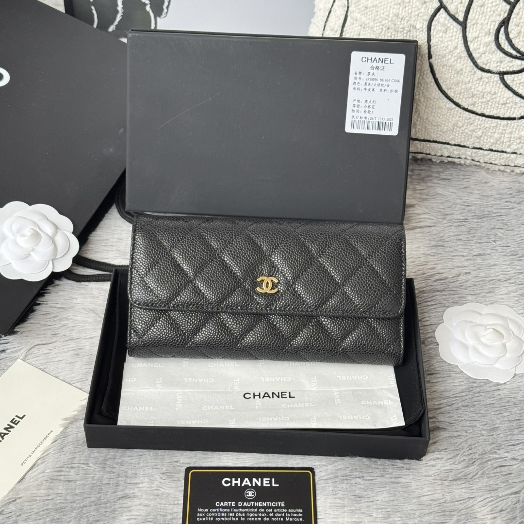 CHANEL原单 经典cf长款钱包到货 牛皮大球纹的绫格纹路 非常耐看 亮银五金非常时髦而且钱包容量很大可以放下一部plus手机 12卡位 款号 A50096配最新全套包装 尺寸 10.5*19.*3cm