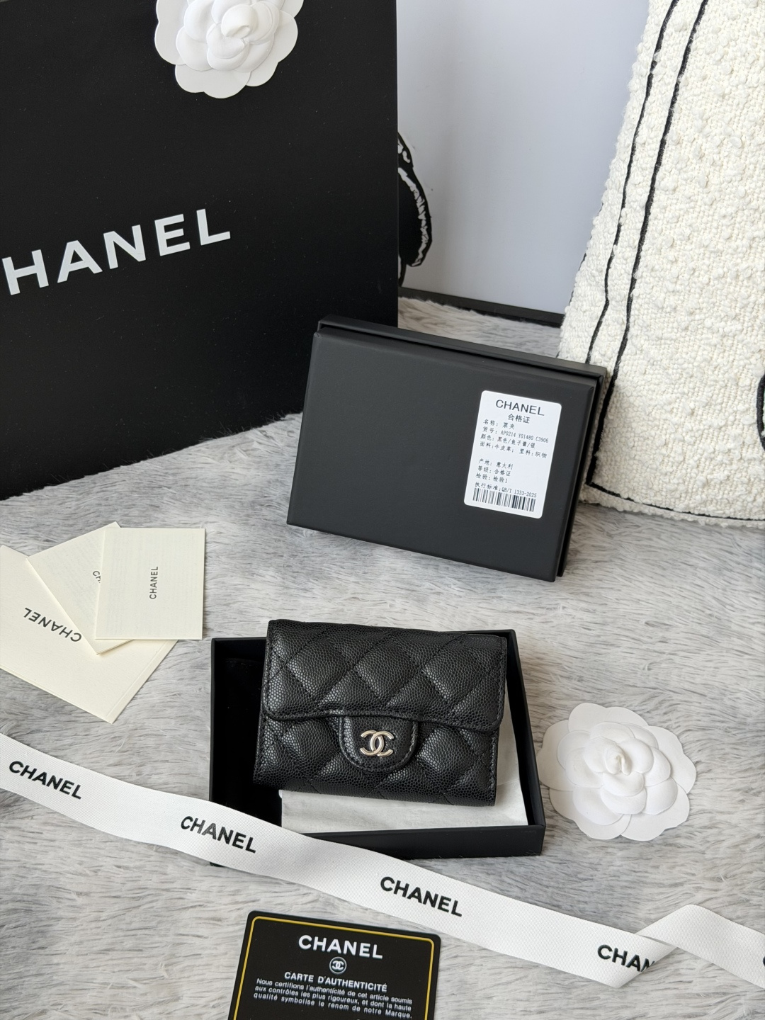 新增彩色银扣 CHANEL小球 鱼子酱 大球纹 经典系列 多个颜色 颜色 :如图所示新款cf小卡包到货 这款卡包比以前那款经典卡包后面多了个卡袋可以卡跟零钱分开装非常很实用的一款零钱包款号 AP0214尺寸 11*8.5*3cm