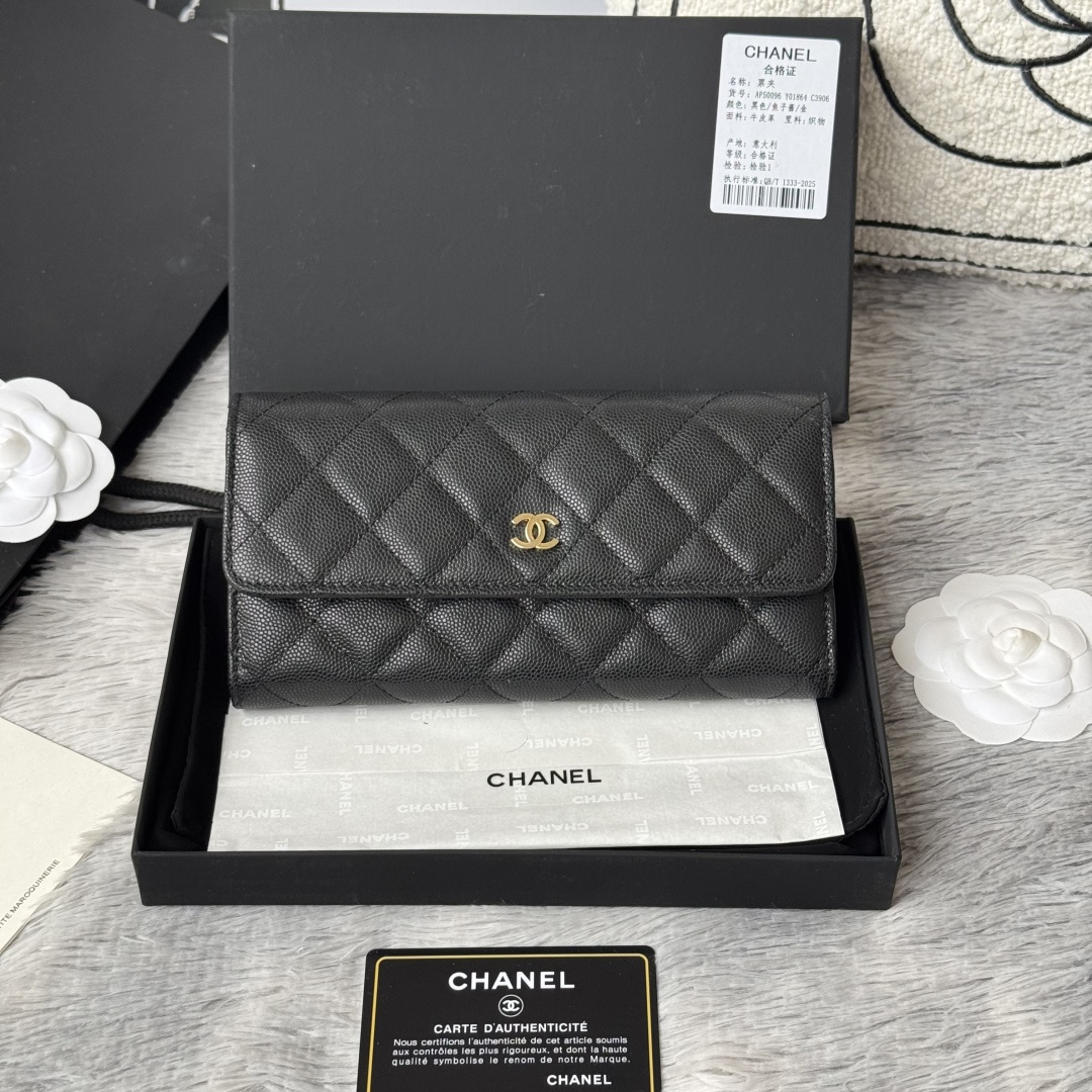 CHANEL原单 经典cf长款钱包到货 鱼子酱球纹的绫格纹路 非常耐看 亮银五金非常时髦而且钱包容量很大可以放下一部plus手机 12卡位 款号 A50096配最新全套包装 尺寸 10.5*19.*3cm