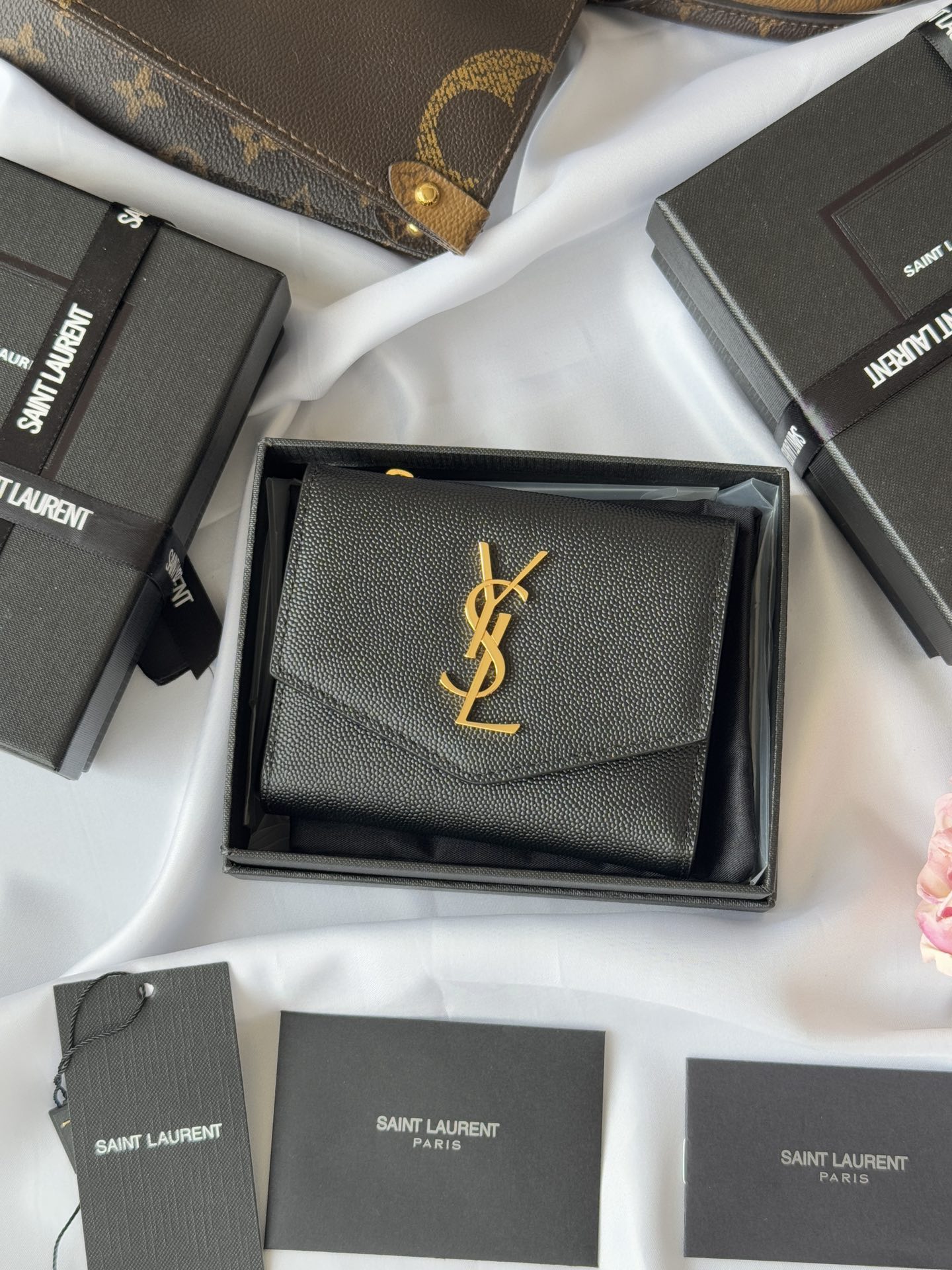  ysl 新款三折 鱼子酱 黑色SLP三折钱包球纹黑色原厂牛皮 背面开叉外袋 六个卡片槽 一个拉链袋 一个纸币隔层 四个票据隔层型号:582296鱼子酱尺寸 12.*10*3cm