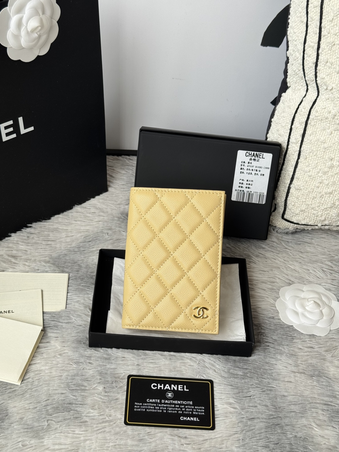 chanel 经典护照本 出门旅游的朋友福音 这款护照夹采用进口小球鱼子酱牛皮 制作内部搭配 同色系 有四个卡位 护照本 信用卡非常方便实用 可收纳 可放包里编号 AP3197颜色如图所示尺寸 14.5×10.5×2cm