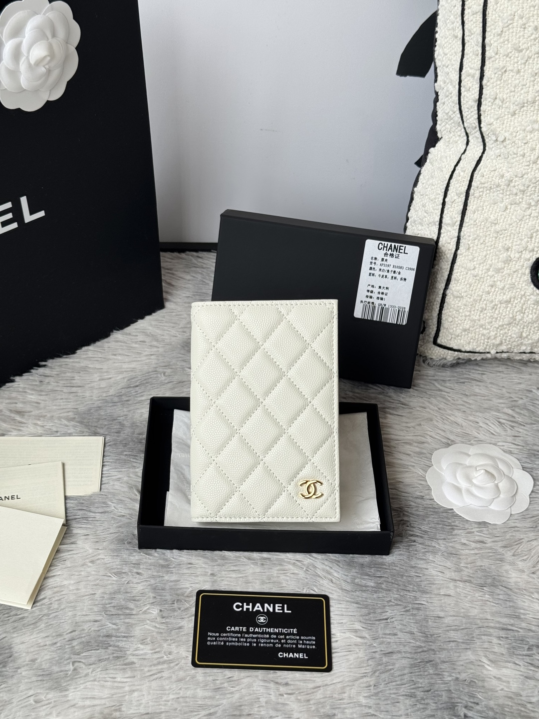 chanel 经典护照本 出门旅游的朋友福音 这款护照夹采用进口小球鱼子酱牛皮 制作内部搭配 同色系 有四个卡位 护照本 信用卡非常方便实用 可收纳 可放包里编号 AP3197颜色如图所示尺寸 14.5×10.5×2cm