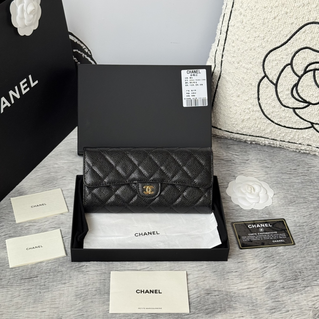 CHANEL 经典cf长款钱包到货 进口大球牛皮菱格 制作 背后有硬币口袋 内里五金拉牌 收纳方便快捷非常耐看 亮金与亮银五金非常时髦而且钱包容量很大可以放下一部plus手机卡位也多适合卡片很多的亲 款号 A0241尺寸 10.5*19.*3cm