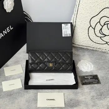 CHANEL 经典cf长款钱包到货 进口大球牛皮菱格 制作 背后有硬币口袋 内里五金拉牌 收纳方便快捷非常耐看 亮金与亮银五金非常时髦而且钱包容量很大可以放下一部plus手机卡位也多适合卡片很多的亲 款号 A0241尺寸 10.5*19.*3cm