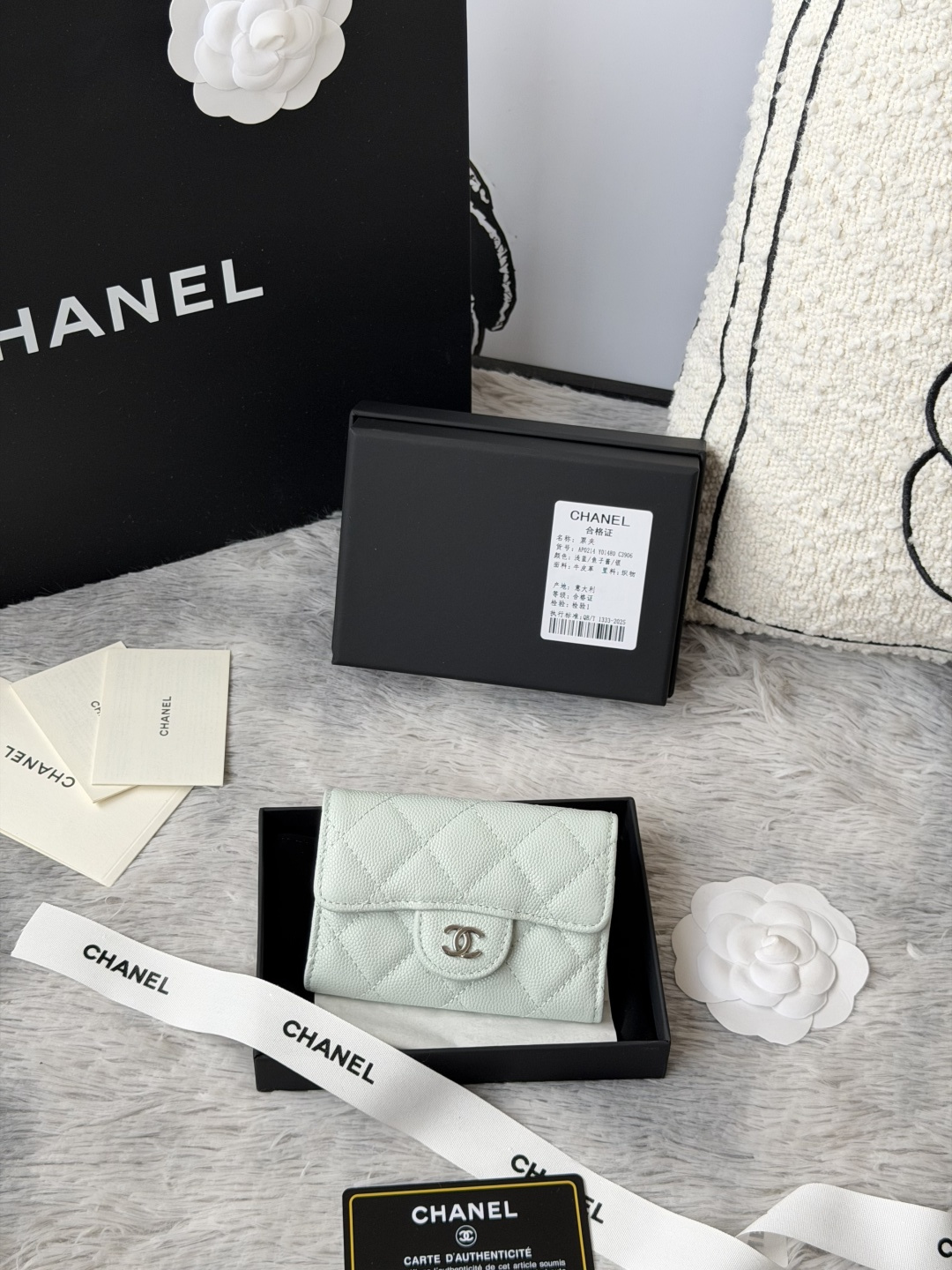 小球鱼子酱 彩色系列 chanel 彩色系列 新增银扣 经典系列 多个颜色 颜色 :如图所示新款cf小卡包到货 这款卡包比以前那款经典卡包后面多了个卡袋可以卡跟零钱分开装非常很实用的一款零钱包款号 AP0214尺寸 11*8.5*3cm