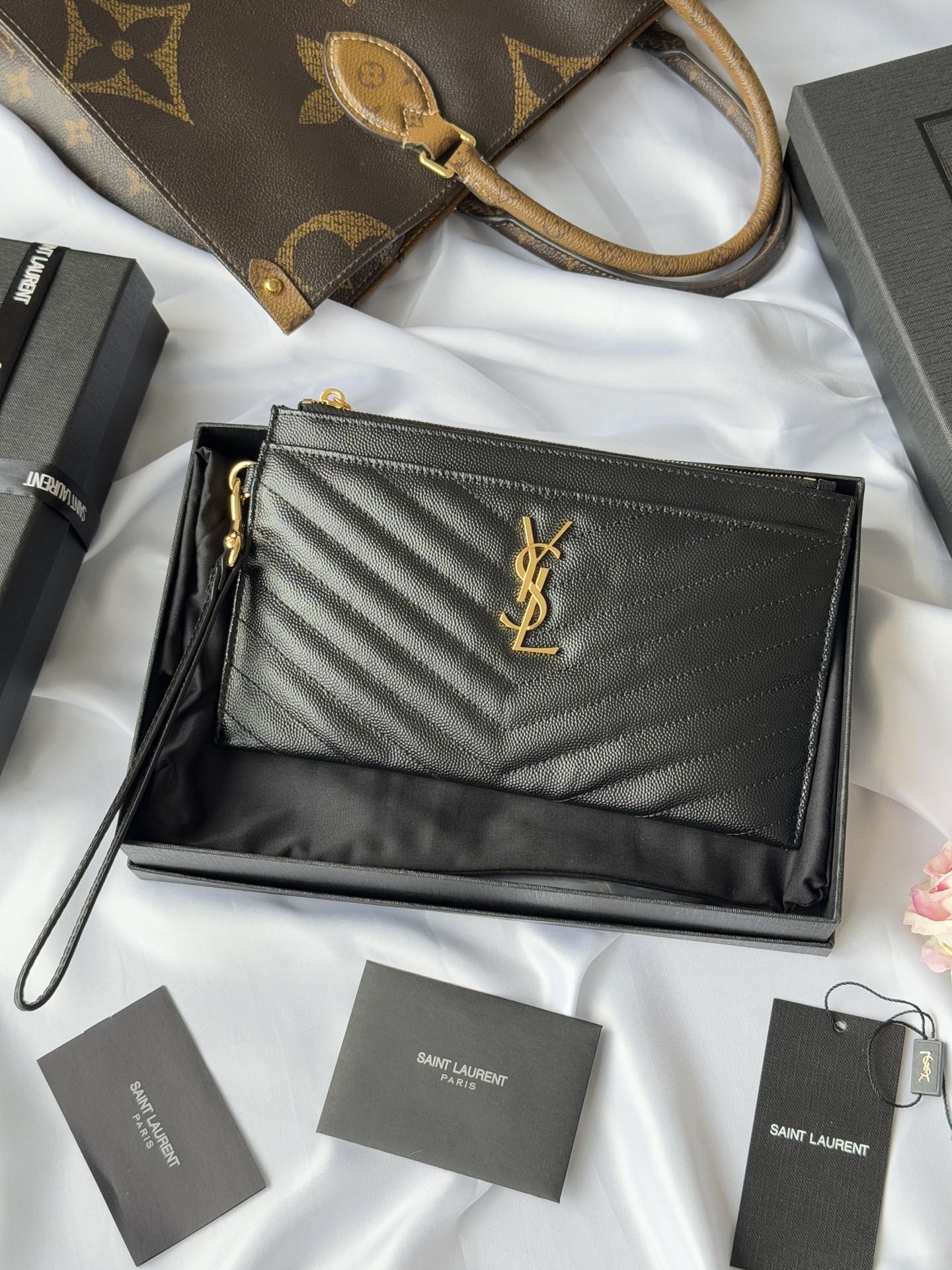 ysl 家手包 有手挽带 可放包里 可手拿 收纳方便 拉链 配全套包装专柜最新包装Y家新款鱼子酱拉链手拿包 配以可拆式提手 外侧四个卡片槽 型号 423297尺寸 23*13cm