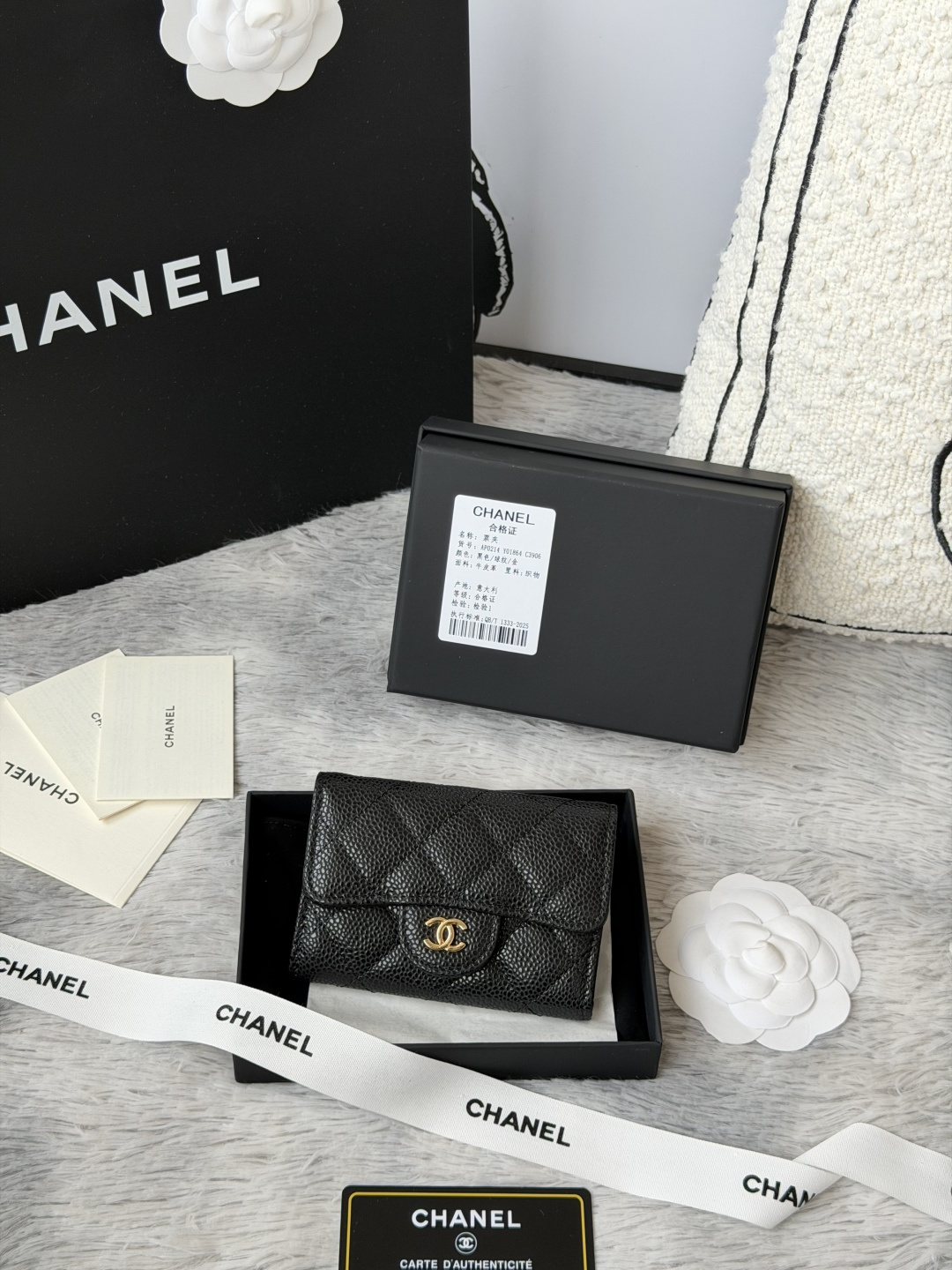 新增彩色银扣 CHANEL小球 鱼子酱 大球纹 经典系列 多个颜色 颜色 :如图所示新款cf小卡包到货 这款卡包比以前那款经典卡包后面多了个卡袋可以卡跟零钱分开装非常很实用的一款零钱包款号 AP0214尺寸 11*8.5*3cm