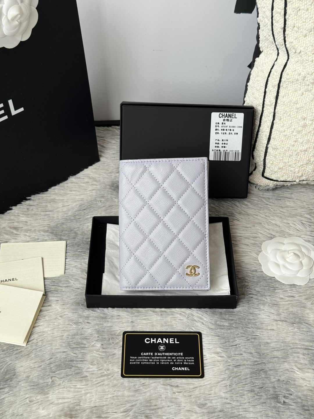 chanel 经典护照本 出门旅游的朋友福音 这款护照夹采用进口小球鱼子酱牛皮 制作内部搭配 同色系 有四个卡位 护照本 信用卡非常方便实用 可收纳 可放包里编号 AP3197颜色如图所示尺寸 14.5×10.5×2cm