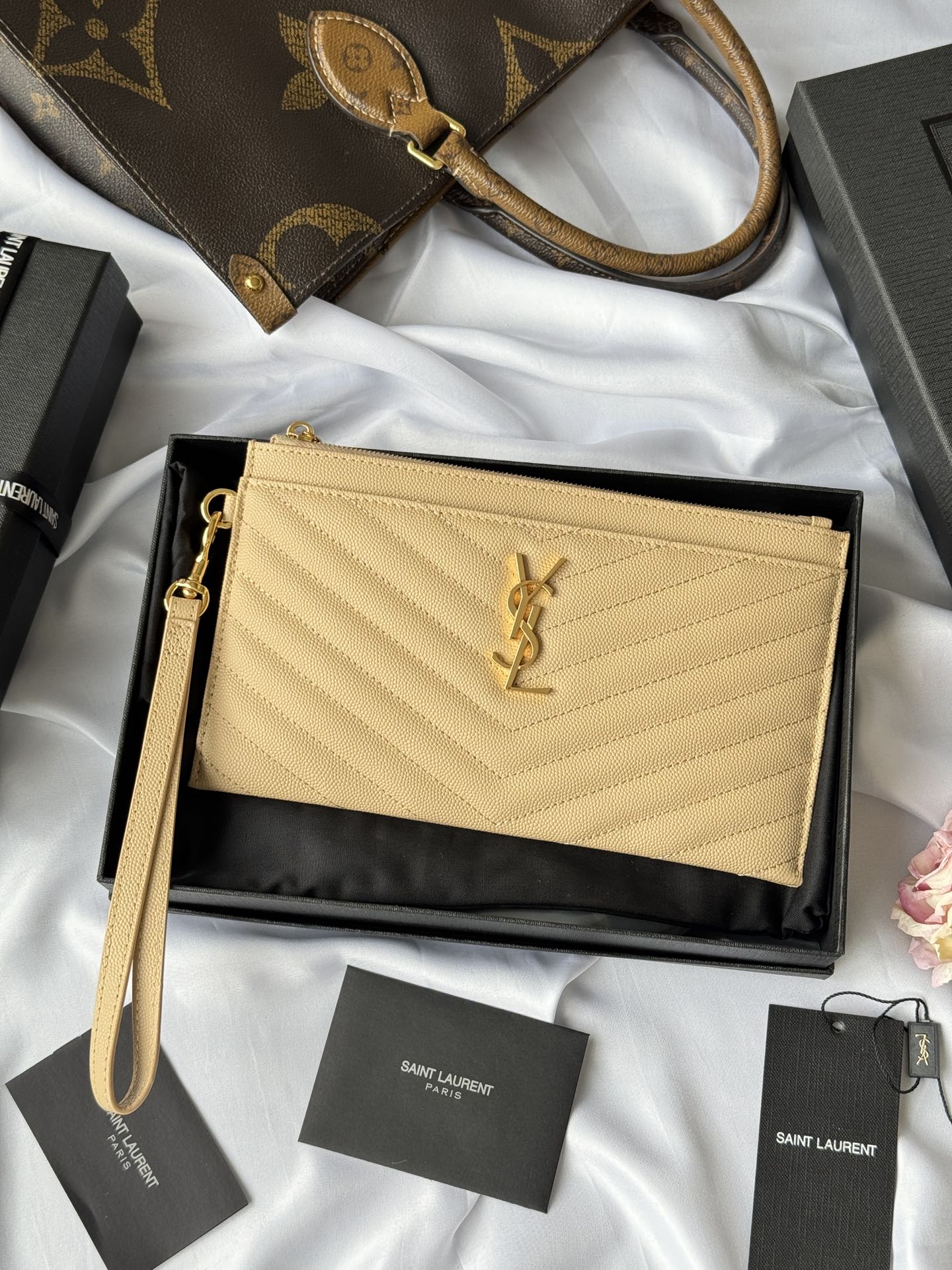 ysl 家手包 有手挽带 可放包里 可手拿 收纳方便 拉链 配全套包装专柜最新包装Y家新款鱼子酱拉链手拿包 配以可拆式提手 外侧四个卡片槽 型号 423297尺寸 23*13cm