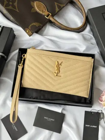 ysl 家手包 有手挽带 可放包里 可手拿 收纳方便 拉链 配全套包装专柜最新包装Y家新款鱼子酱拉链手拿包 配以可拆式提手 外侧四个卡片槽 型号 423297尺寸 23*13cm