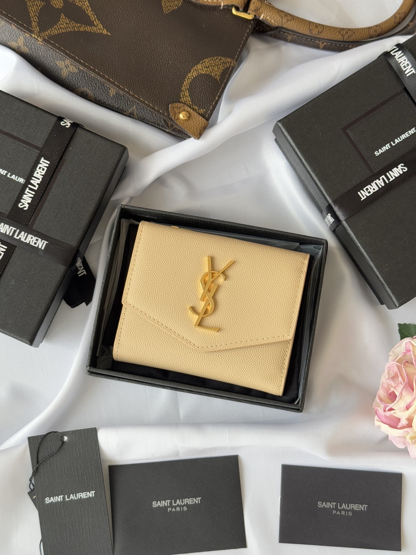  ysl 新款三折 鱼子酱 杏色SLP三折钱包球纹黑色原厂牛皮 背面开叉外袋 六个卡片槽 一个拉链袋 一个纸币隔层 四个票据隔层型号:582296鱼子酱尺寸 12.*10*3cm
