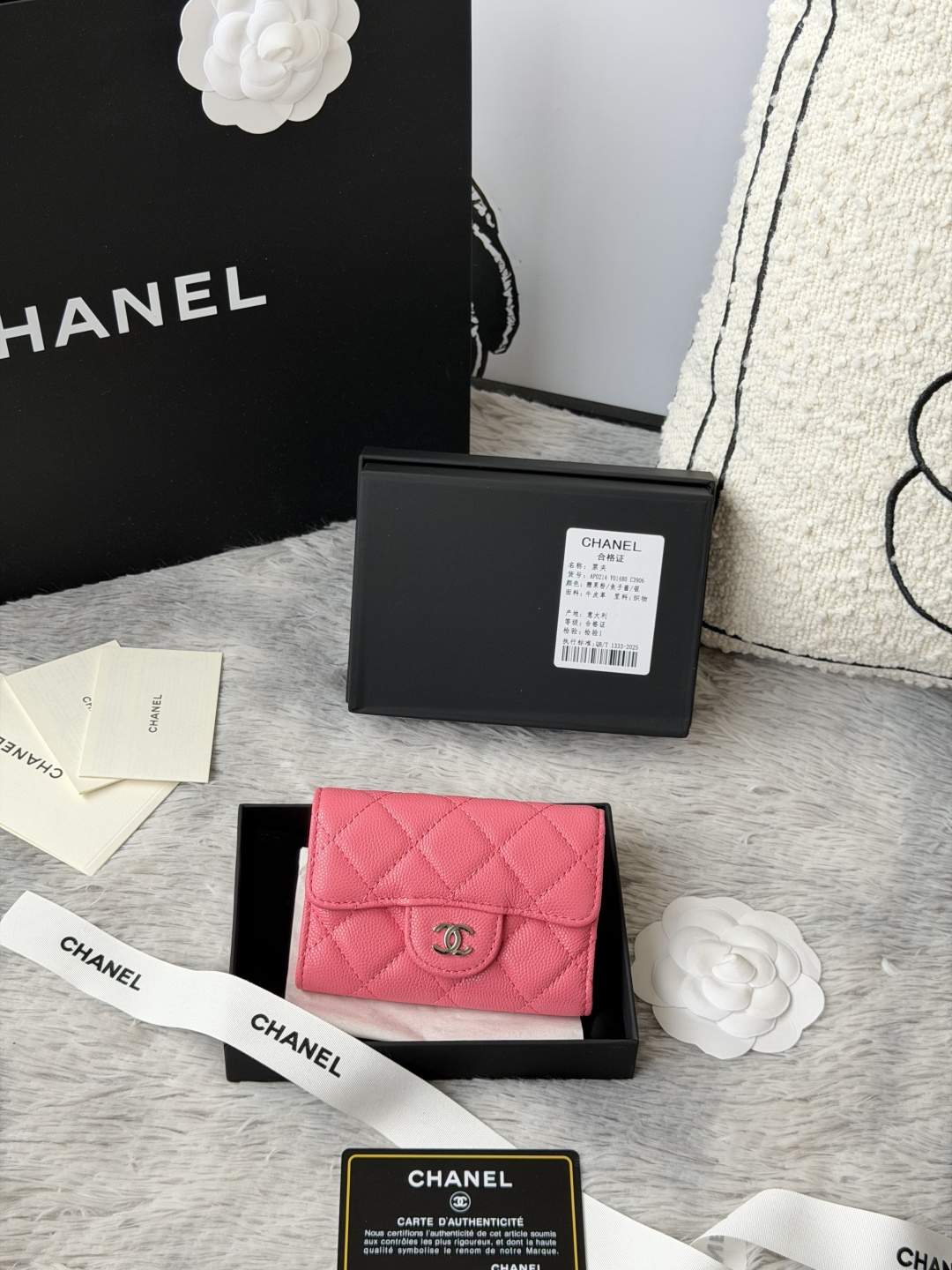 小球鱼子酱 彩色系列 chanel 彩色系列 新增银扣 经典系列 多个颜色 颜色 :如图所示新款cf小卡包到货 这款卡包比以前那款经典卡包后面多了个卡袋可以卡跟零钱分开装非常很实用的一款零钱包款号 AP0214尺寸 11*8.5*3cm