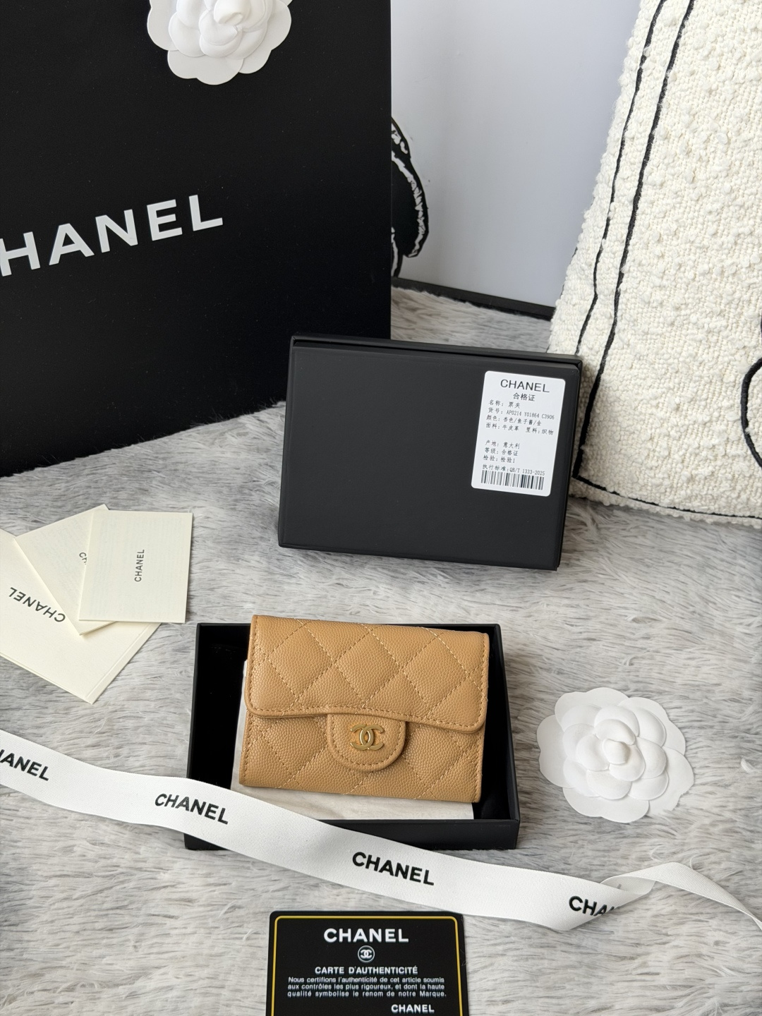 小球鱼子酱 彩色系列 chanel 彩色系列 新增银扣 经典系列 多个颜色 颜色 :如图所示新款cf小卡包到货 这款卡包比以前那款经典卡包后面多了个卡袋可以卡跟零钱分开装非常很实用的一款零钱包款号 AP0214尺寸 11*8.5*3cm