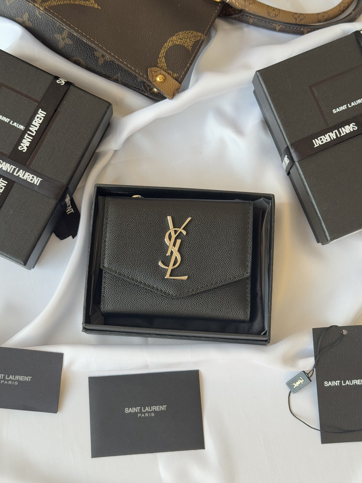  ysl 新款三折 鱼子酱 黑色SLP三折钱包球纹黑色原厂牛皮 背面开叉外袋 六个卡片槽 一个拉链袋 一个纸币隔层 四个票据隔层型号:582296鱼子酱尺寸 12.*10*3cm