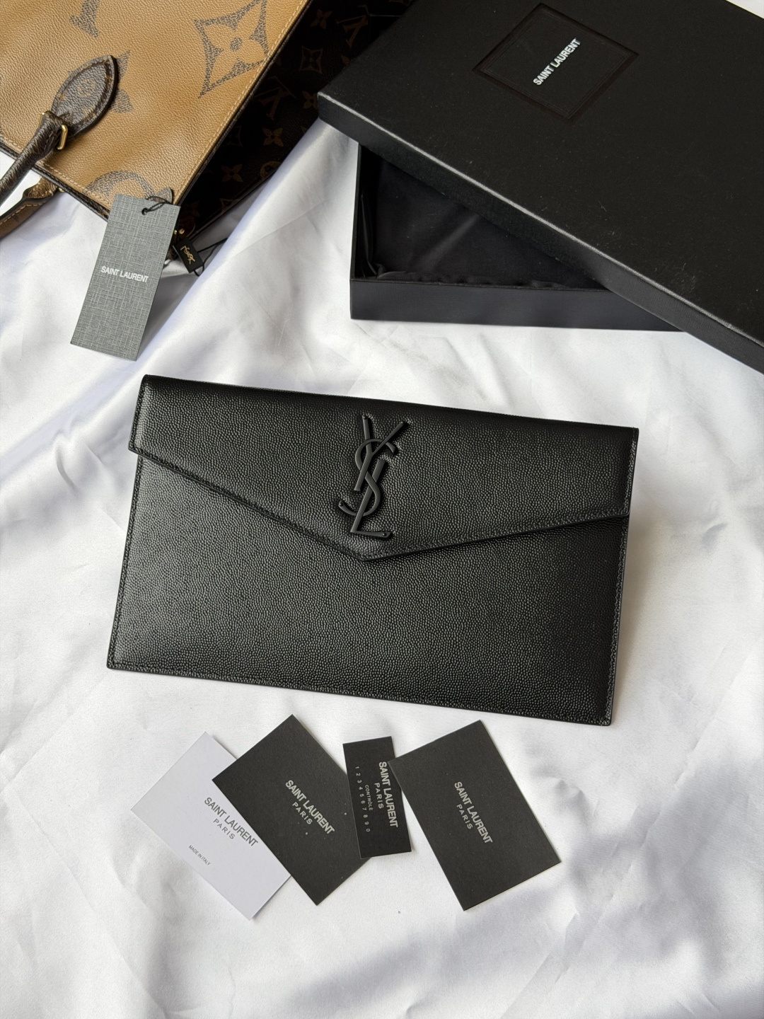 ysl球纹牛皮2026新品手拿包最经典的标志性金属logo 意大利进口牛皮压 简约又不失高端 搭配休闲风or淑女风或者西装都能hold得住 出门随手一拿就ok啦 型号 565739尺寸: 27×16×2cm