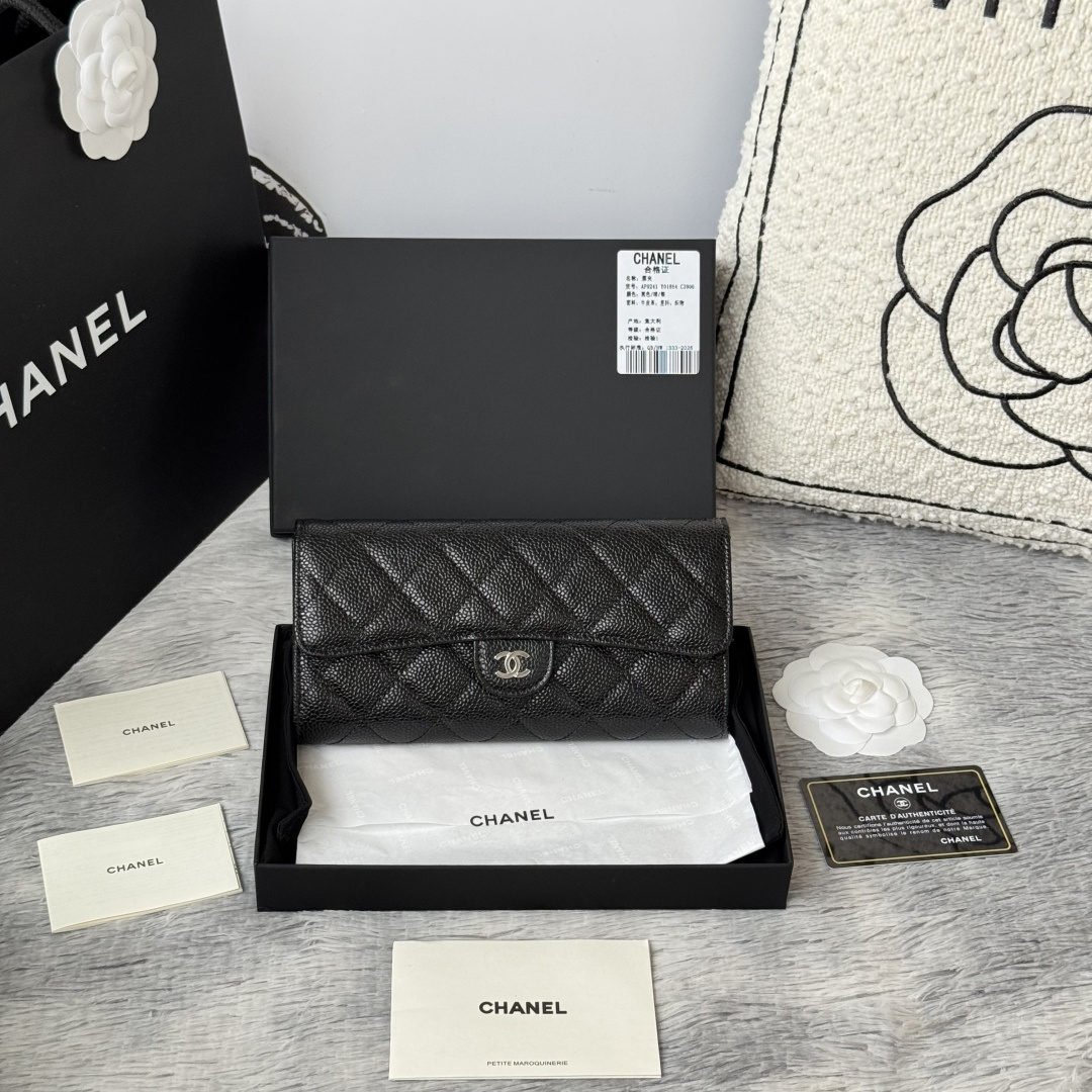 CHANEL 经典cf长款钱包到货 进口大球牛皮菱格 制作 背后有硬币口袋 内里五金拉牌 收纳方便快捷非常耐看 亮金与亮银五金非常时髦而且钱包容量很大可以放下一部plus手机卡位也多适合卡片很多的亲 款号 A0241尺寸 10.5*19.*3cm