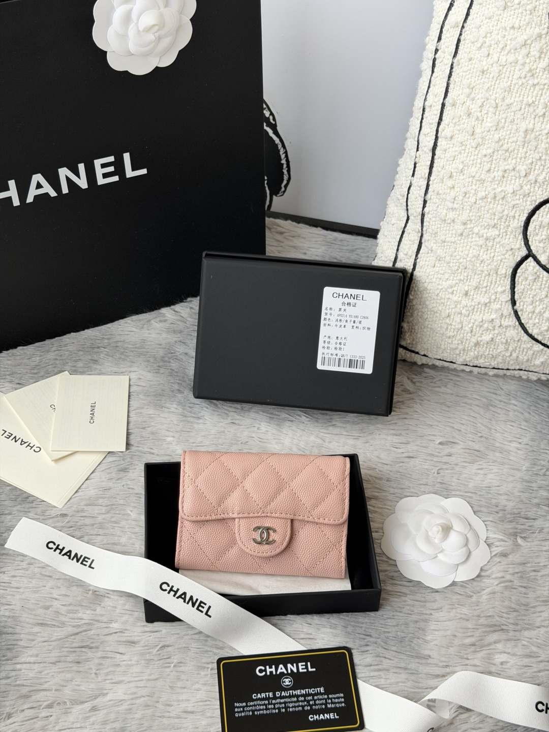 小球鱼子酱 彩色系列 chanel 彩色系列 新增银扣 经典系列 多个颜色 颜色 :如图所示新款cf小卡包到货 这款卡包比以前那款经典卡包后面多了个卡袋可以卡跟零钱分开装非常很实用的一款零钱包款号 AP0214尺寸 11*8.5*3cm