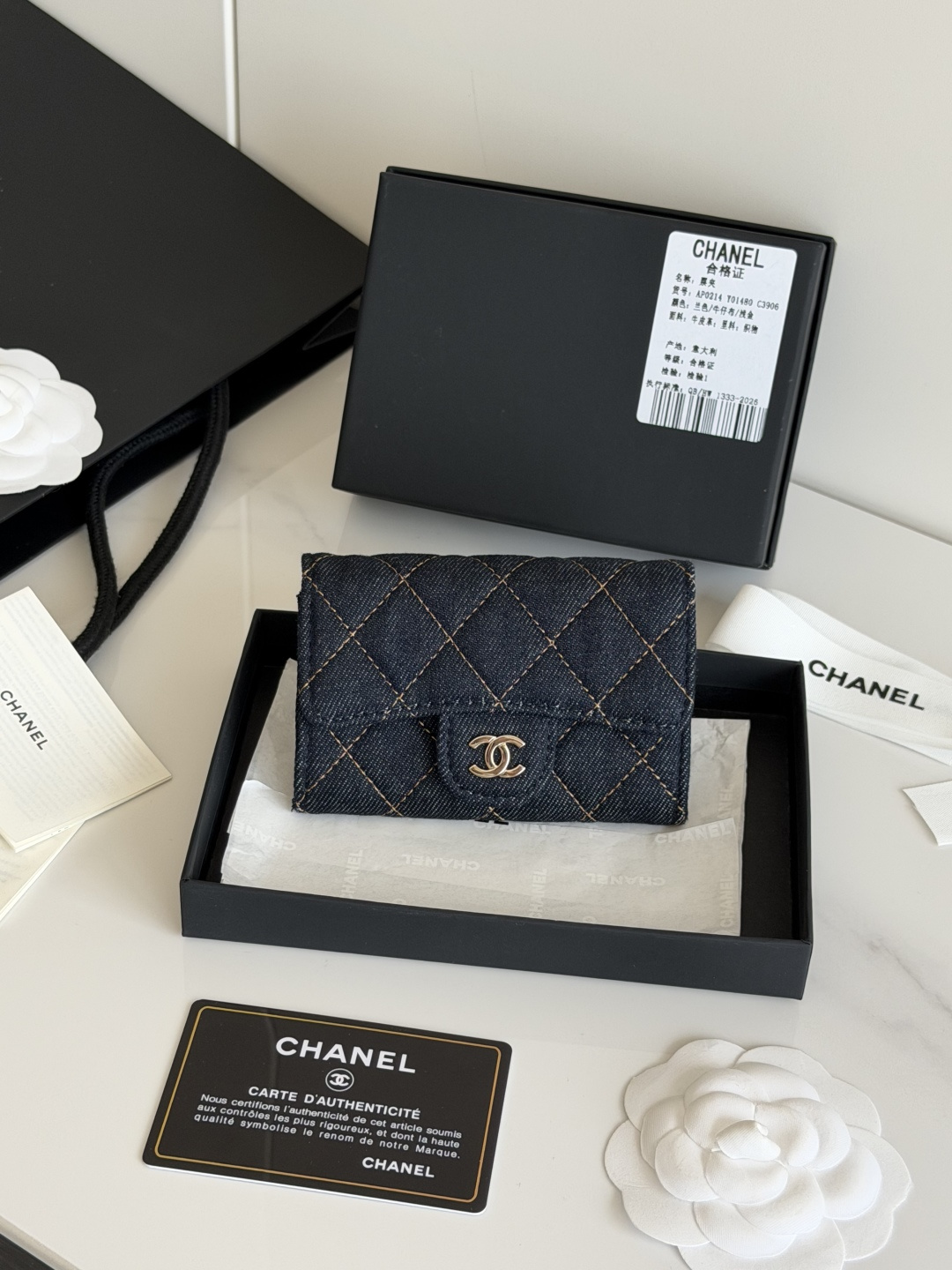 26新品上架 牛仔布 chanel CF小卡包牛仔布 专用面料 制作 经典CF系列 新款cf小卡包到货 这款卡包比以前那款经典卡包后面多了个卡袋可以卡跟零钱分开装非常很实用的一款零钱包款号 AP0214尺寸 11*8.5*3cm