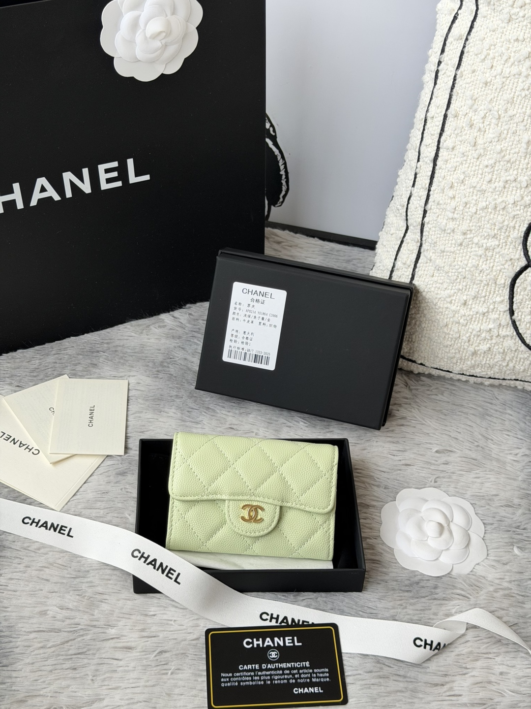 小球鱼子酱 彩色系列 chanel 彩色系列 新增银扣 经典系列 多个颜色 颜色 :如图所示新款cf小卡包到货 这款卡包比以前那款经典卡包后面多了个卡袋可以卡跟零钱分开装非常很实用的一款零钱包款号 AP0214尺寸 11*8.5*3cm