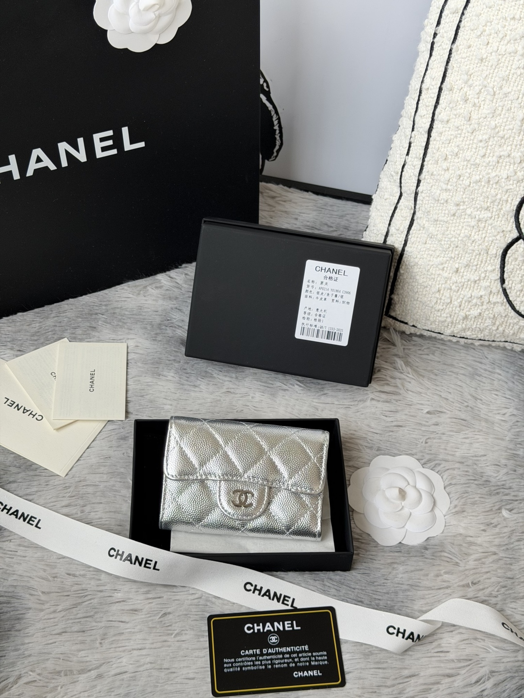 小球鱼子酱 金色 银色 CHANEL经典系列 多个颜色 颜色 :如图所示新款cf小卡包到货 这款卡包比以前那款经典卡包后面多了个卡袋可以卡跟零钱分开装非常很实用的一款零钱包款号 AP0214尺寸 11*8.5*3cm
