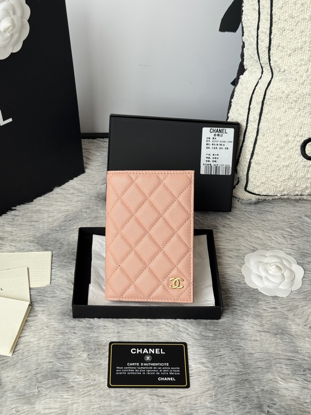chanel 经典护照本 出门旅游的朋友福音 这款护照夹采用进口小球鱼子酱牛皮 制作内部搭配 同色系 有四个卡位 护照本 信用卡非常方便实用 可收纳 可放包里编号 AP3197颜色如图所示尺寸 14.5×10.5×2cm