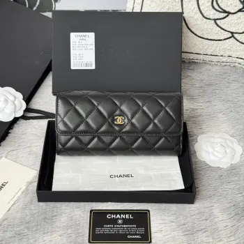 CHANEL原单 经典cf长款钱包到货 进口小羊皮的绫格纹路 非常耐看 亮银五金非常时髦而且钱包容量很大可以放下一部plus手机 12卡位 款号 A50096配最新全套包装 尺寸 10.5*19.*3cm