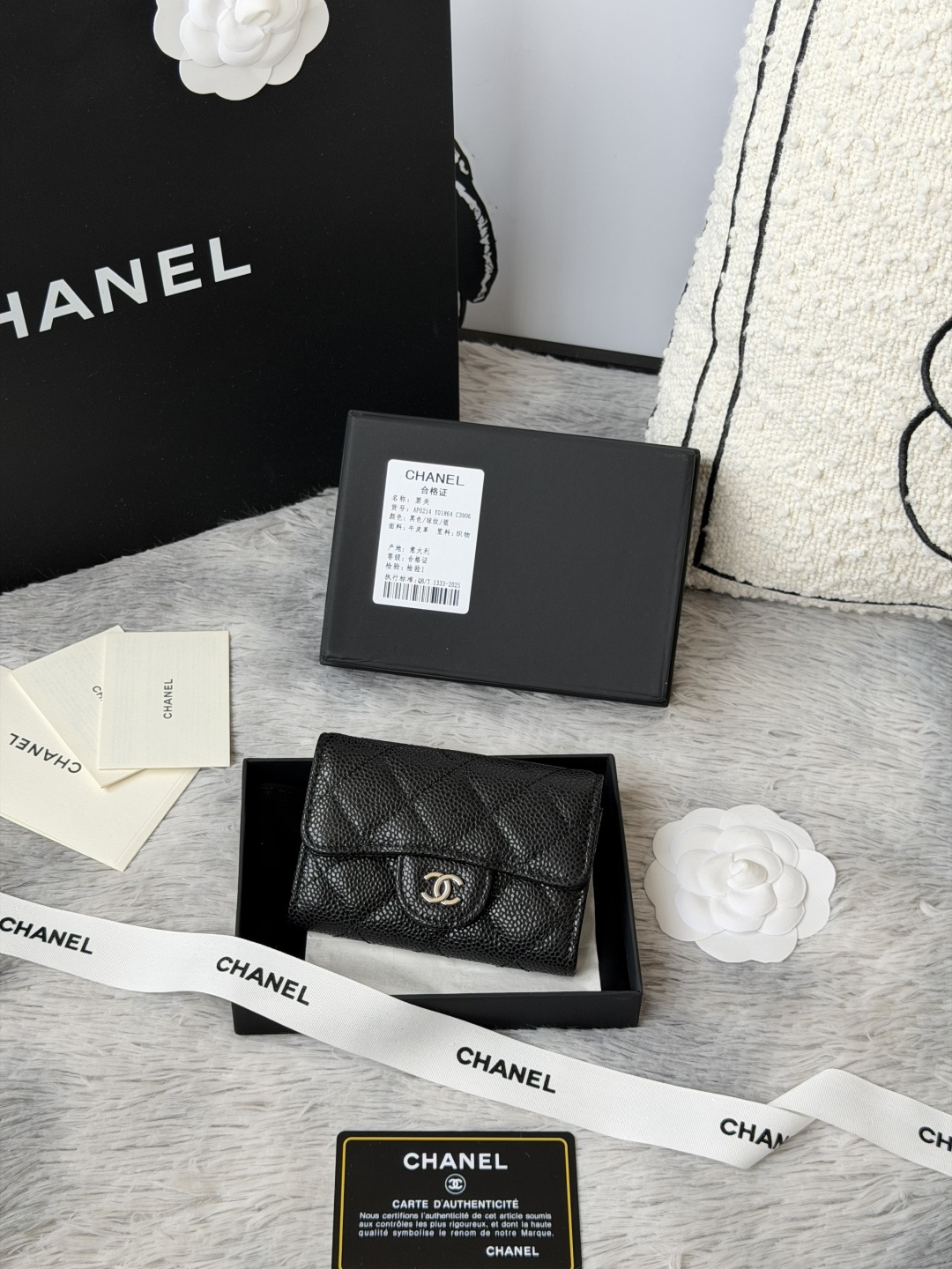 新增彩色银扣 CHANEL小球 鱼子酱 大球纹 经典系列 多个颜色 颜色 :如图所示新款cf小卡包到货 这款卡包比以前那款经典卡包后面多了个卡袋可以卡跟零钱分开装非常很实用的一款零钱包款号 AP0214尺寸 11*8.5*3cm