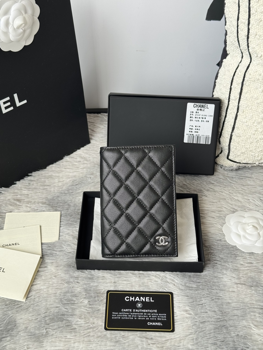 chanel 经典护照本 出门旅游的朋友福音 这款护照夹采用进口小球鱼子酱牛皮 制作内部搭配 同色系 有四个卡位 护照本 信用卡非常方便实用 可收纳 可放包里编号 AP3197颜色如图所示尺寸 14.5×10.5×2cm