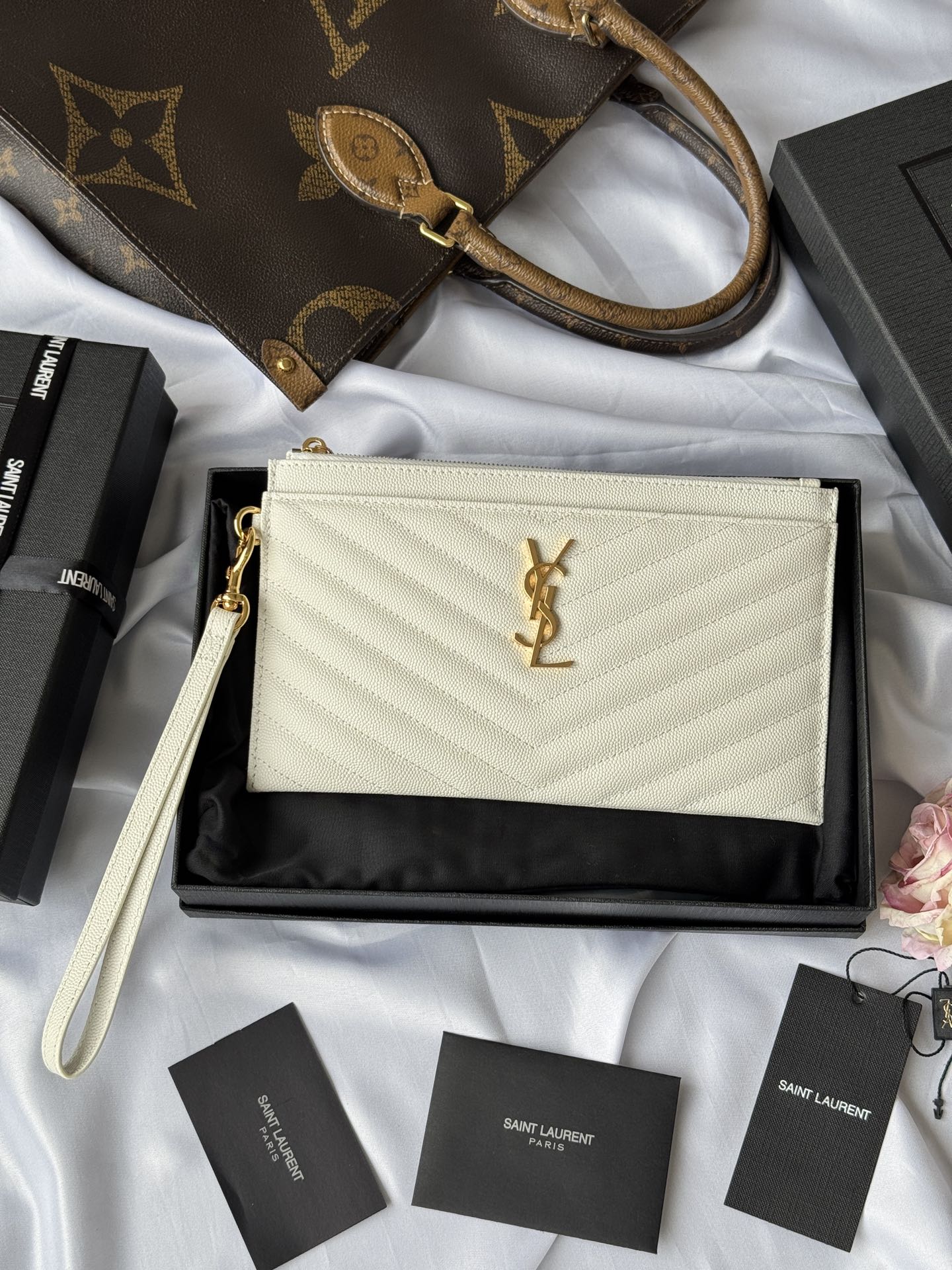 ysl 家手包 有手挽带 可放包里 可手拿 收纳方便 拉链 配全套包装专柜最新包装Y家新款鱼子酱拉链手拿包 配以可拆式提手 外侧四个卡片槽 型号 423297尺寸 23*13cm