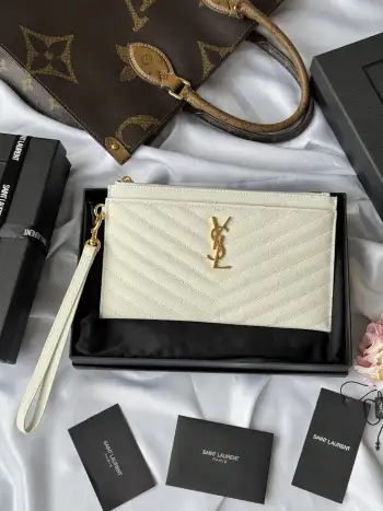 ysl 家手包 有手挽带 可放包里 可手拿 收纳方便 拉链 配全套包装专柜最新包装Y家新款鱼子酱拉链手拿包 配以可拆式提手 外侧四个卡片槽 型号 423297尺寸 23*13cm