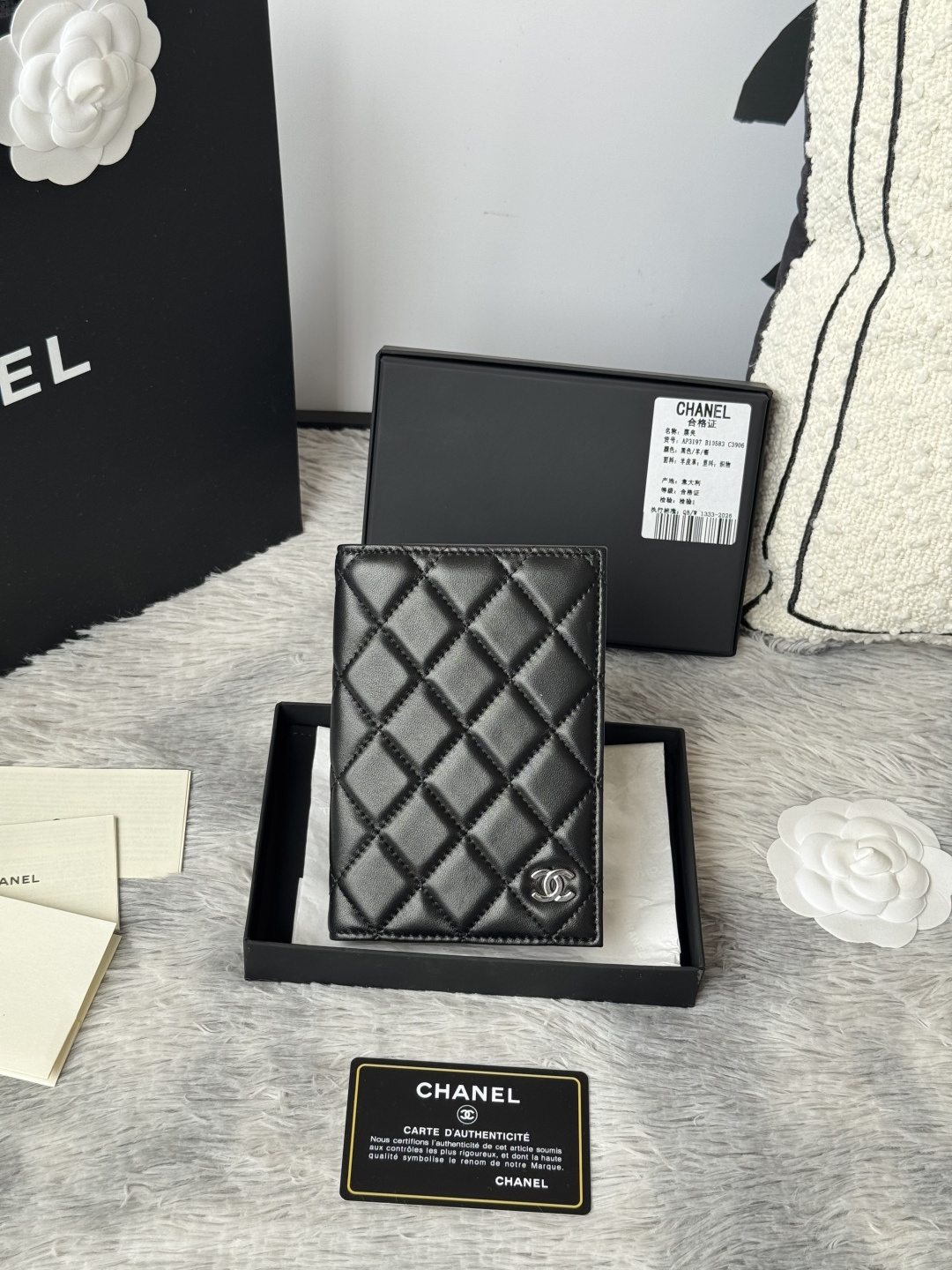 chanel 经典护照本 出门旅游的朋友福音 这款护照夹采用进口小羊皮 制作内部搭配 同色系 有四个卡位 护照本 信用卡非常方便实用 可收纳 可放包里编号 AP3197颜色如图所示尺寸 14.5×10.5×2cm