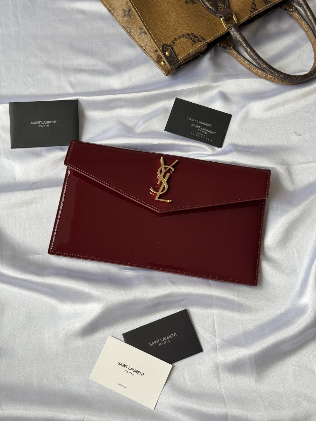 ysl2026新品手拿包最经典的标志性金属logo 意大利进口牛皮压 简约又不失高端 搭配休闲风or淑女风或者西装都能hold得住 出门随手一拿就ok啦 型号 565739 镜面漆皮金扣 尺寸: 27×16×2cm