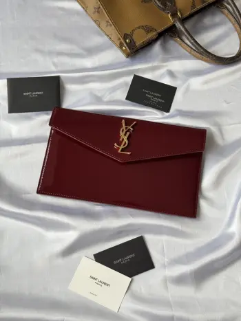 ysl2026新品手拿包最经典的标志性金属logo 意大利进口牛皮压 简约又不失高端 搭配休闲风or淑女风或者西装都能hold得住 出门随手一拿就ok啦 型号 565739 镜面漆皮金扣 尺寸: 27×16×2cm