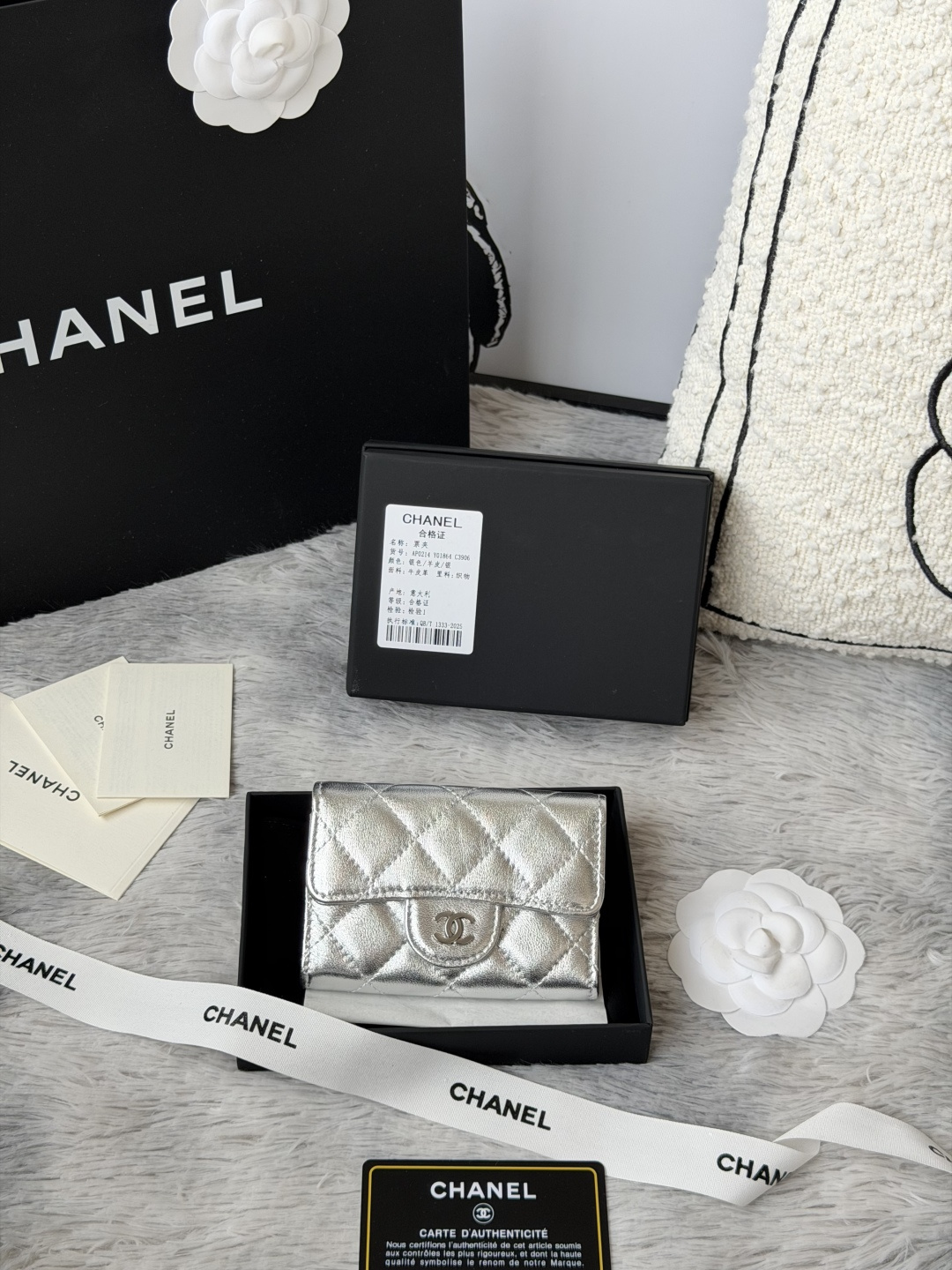 小羊皮 CHANEL经典系列 多个颜色 颜色 :如图所示新款cf小卡包到货 这款卡包比以前那款经典卡包后面多了个卡袋可以卡跟零钱分开装非常很实用的一款零钱包款号 AP0214尺寸 11*8.5*3cm