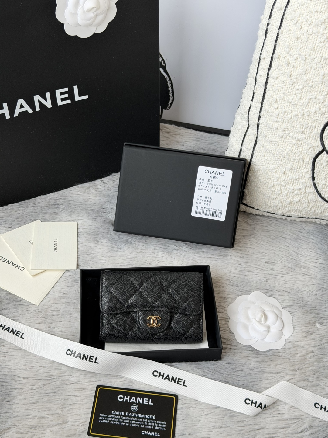 新增彩色银扣 CHANEL小球 鱼子酱 大球纹 经典系列 多个颜色 颜色 :如图所示新款cf小卡包到货 这款卡包比以前那款经典卡包后面多了个卡袋可以卡跟零钱分开装非常很实用的一款零钱包款号 AP0214尺寸 11*8.5*3cm
