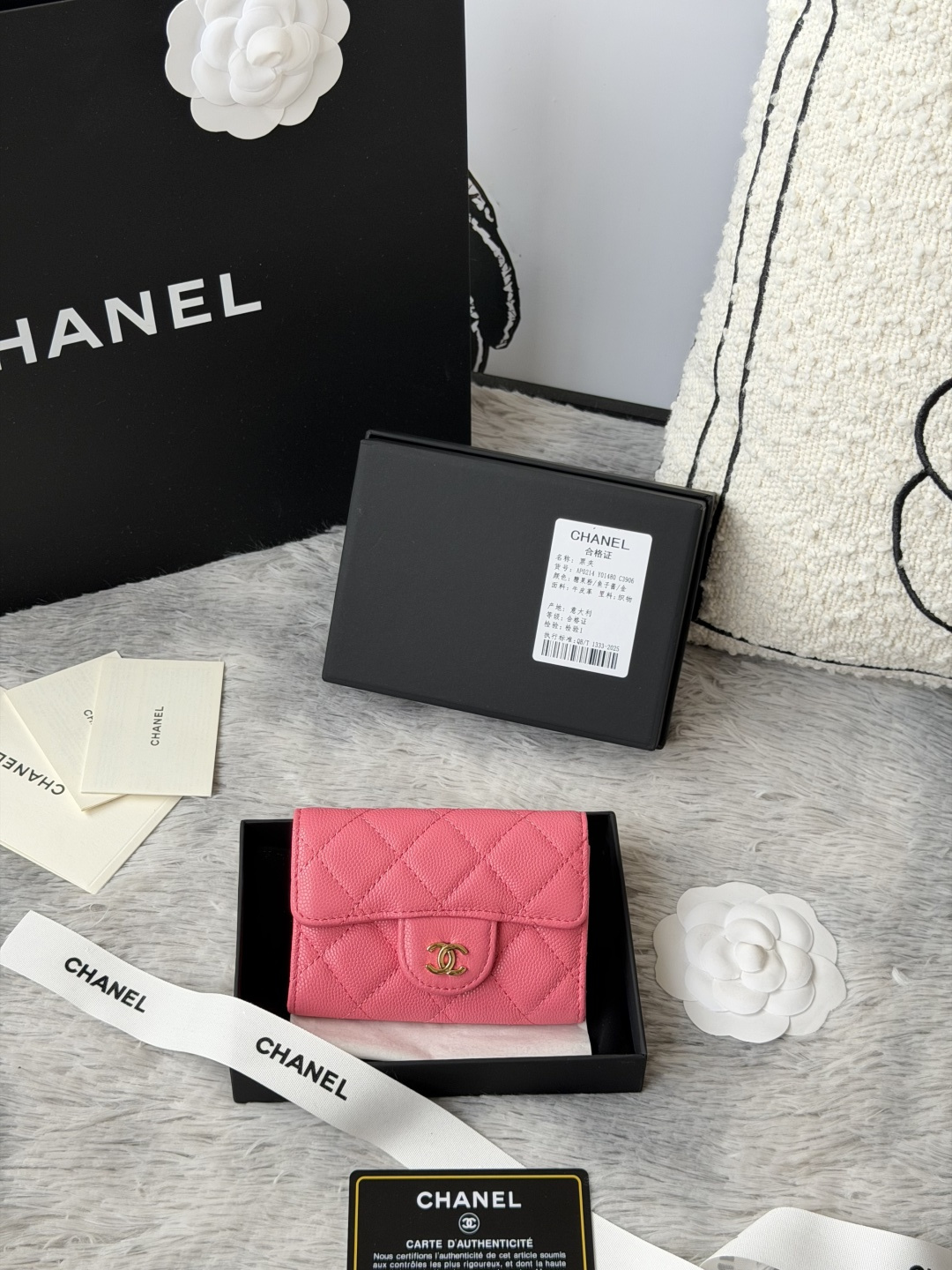 小球鱼子酱 彩色系列 chanel 彩色系列 新增银扣 经典系列 多个颜色 颜色 :如图所示新款cf小卡包到货 这款卡包比以前那款经典卡包后面多了个卡袋可以卡跟零钱分开装非常很实用的一款零钱包款号 AP0214尺寸 11*8.5*3cm
