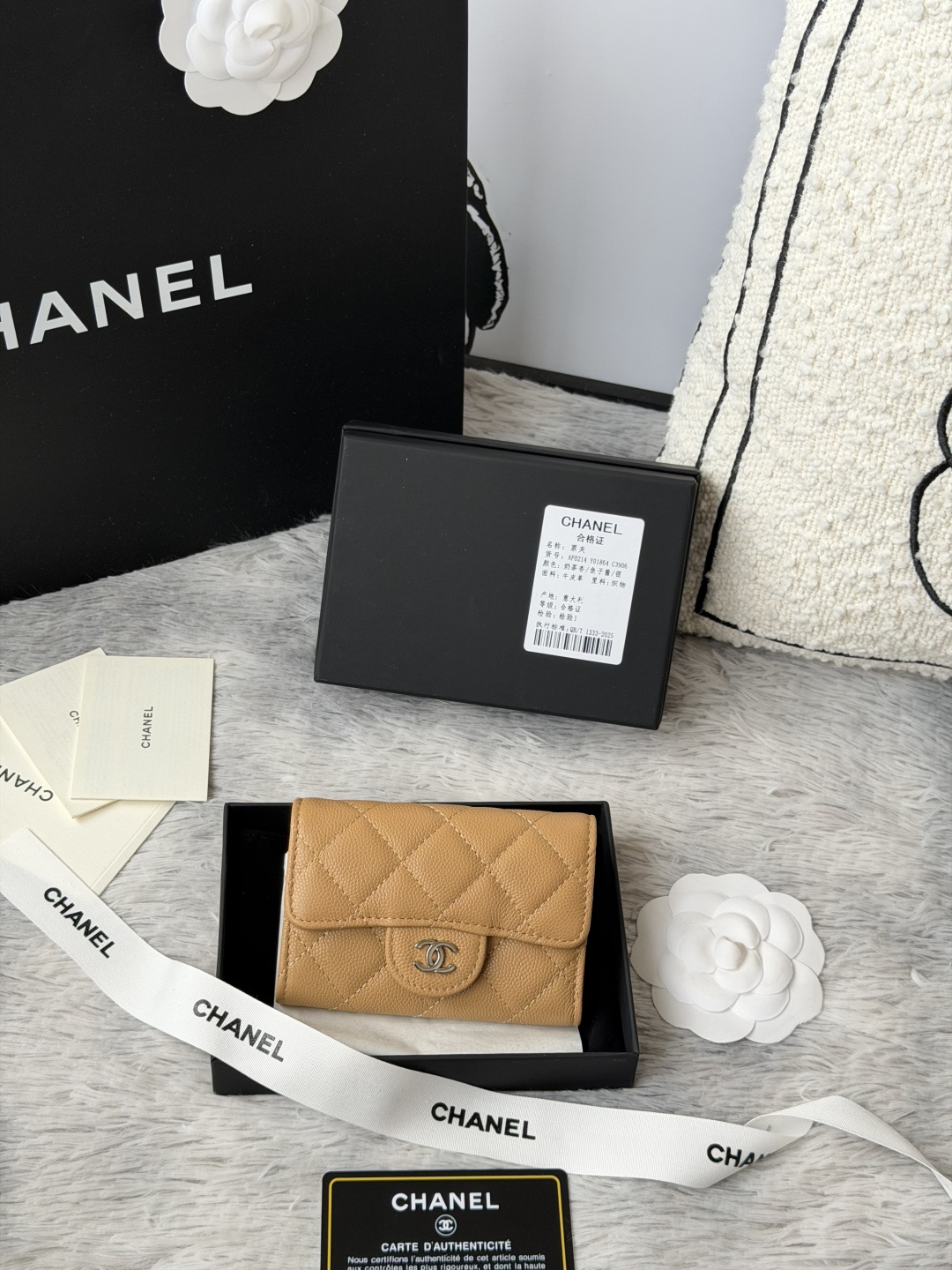 小球鱼子酱 彩色系列 chanel 彩色系列 新增银扣 经典系列 多个颜色 颜色 :如图所示新款cf小卡包到货 这款卡包比以前那款经典卡包后面多了个卡袋可以卡跟零钱分开装非常很实用的一款零钱包款号 AP0214尺寸 11*8.5*3cm